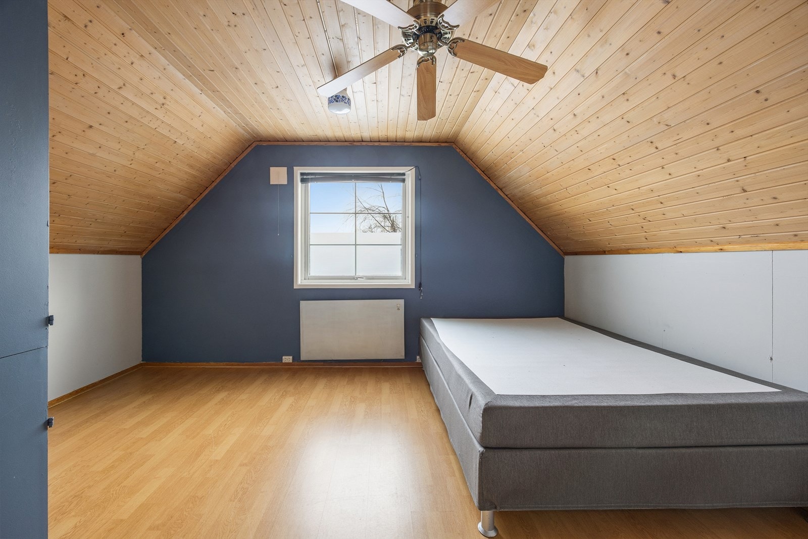 Loftet er innredet med et romslig soverom. Galleribilde