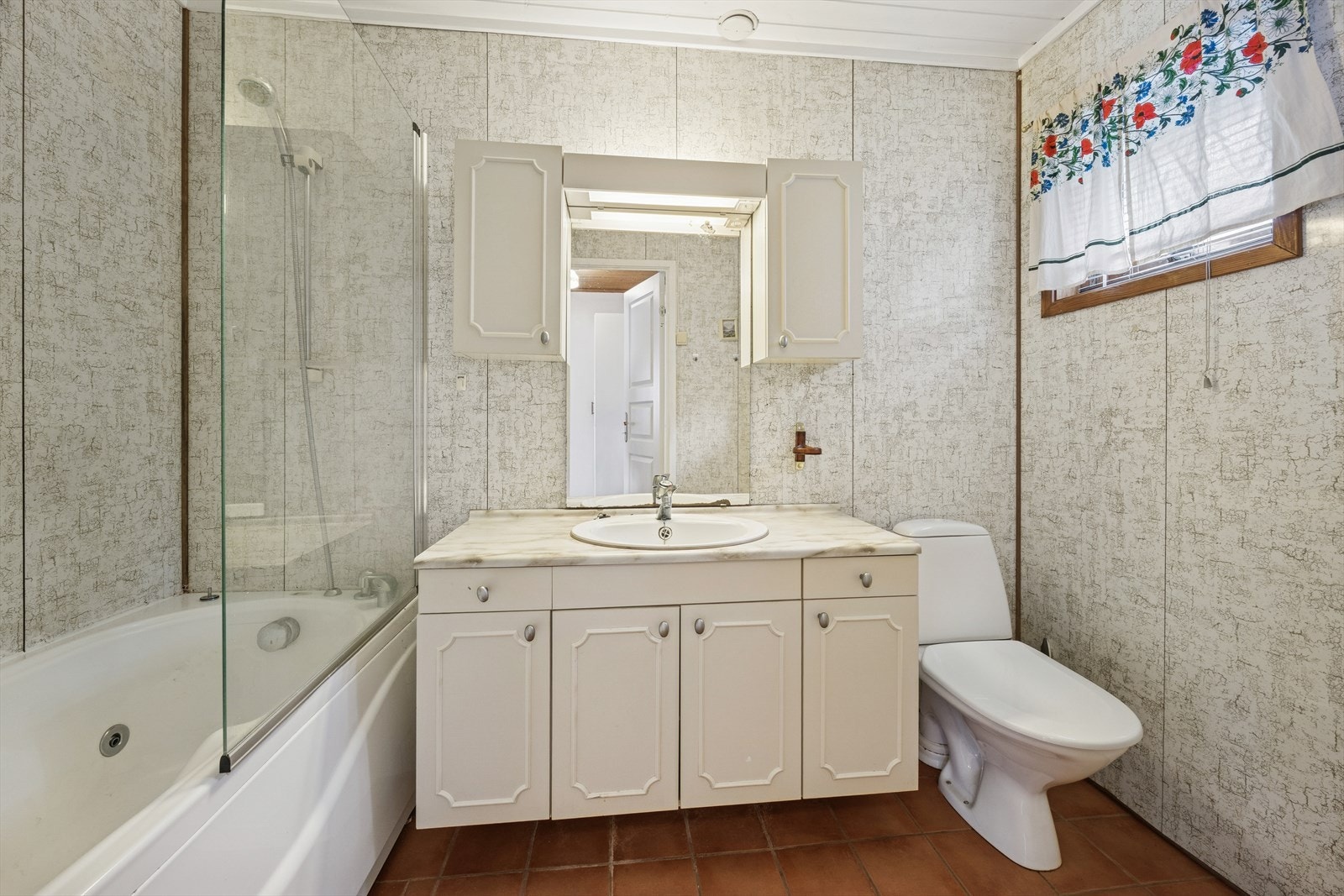 Badet i første etasje består av servant nedfelt i baderomsinnredning med skap, speil, toalett og badekar. Galleribilde