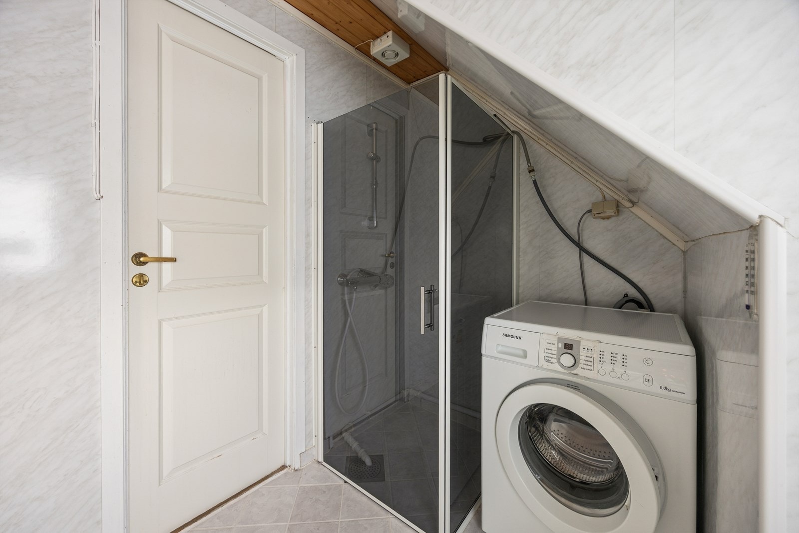 Innredningen består av speil, servant med seksjon, toalett, dusj og opplegg for vaskemaskin. Galleribilde