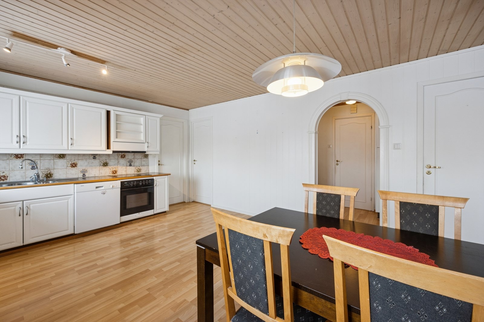 Et kjøkkenområde av god størrelse med dør ut til en liten terrasse med trapp ned til hageområdet. Galleribilde