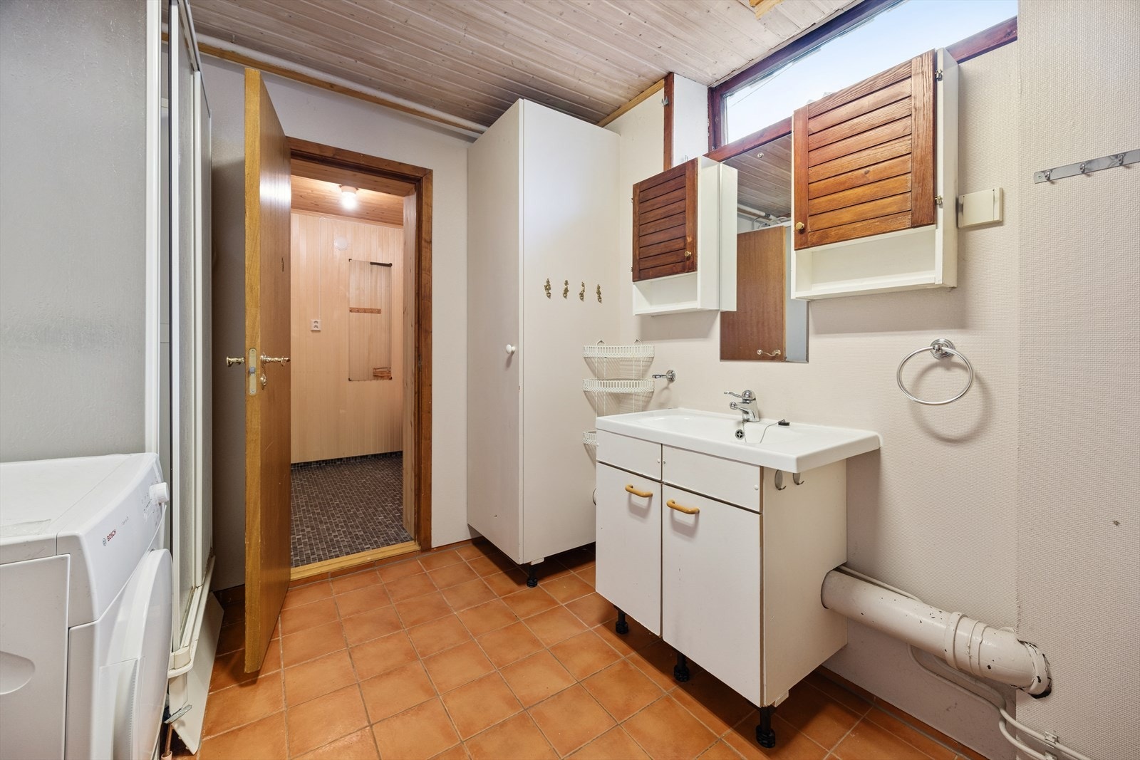 Bad/vaskerom i kjelleretasjen består av servant, dusjkabinett, opplegg for vaskemaskin og varmtvannsbereder. Galleribilde