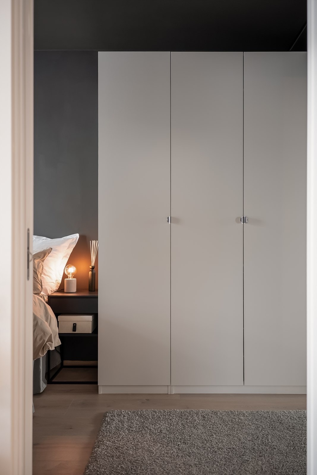 Leilighetens soverom har god plass til ønsket møblement. Galleribilde