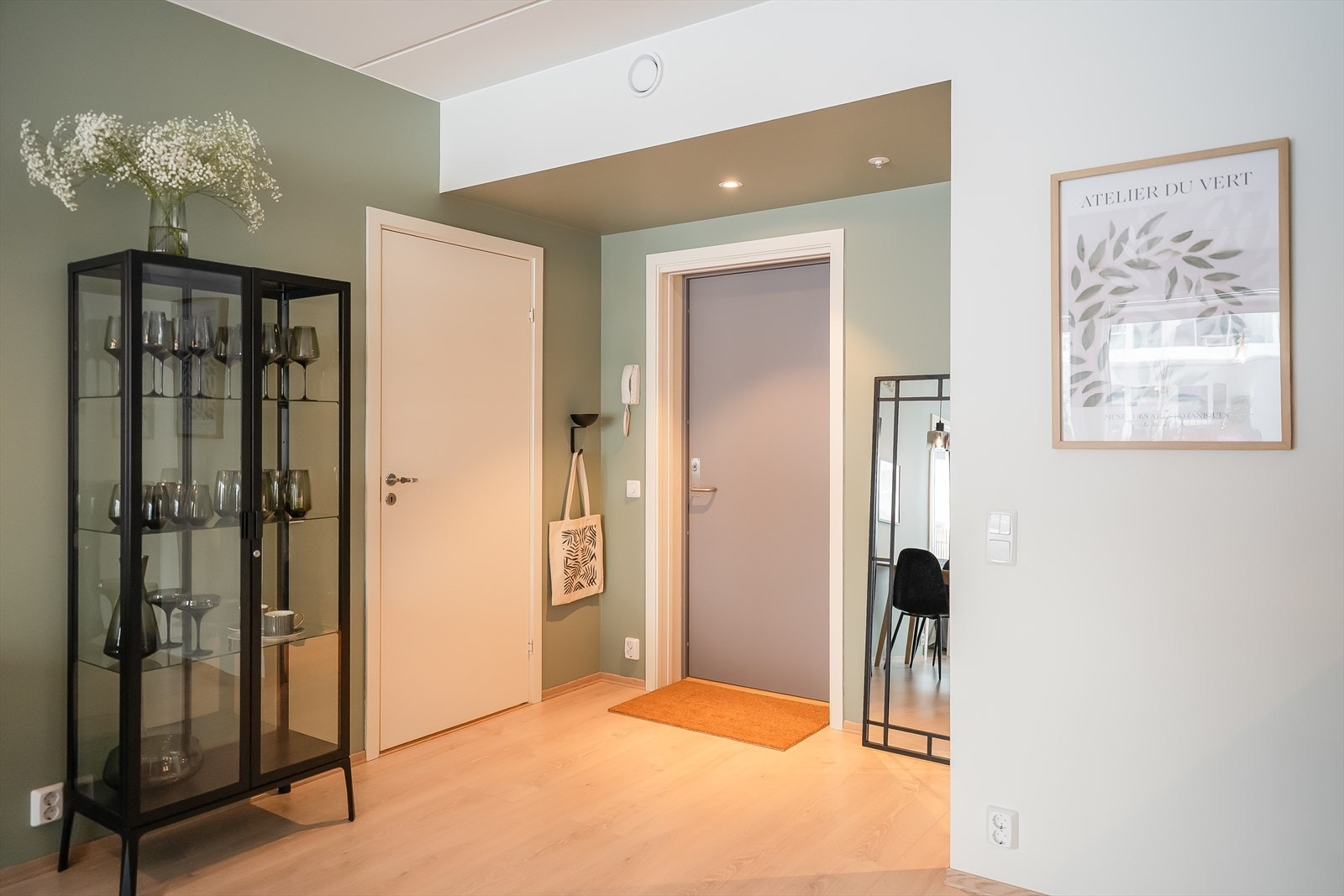 Leilighetens entre oppleves som lys og innbydende. Galleribilde