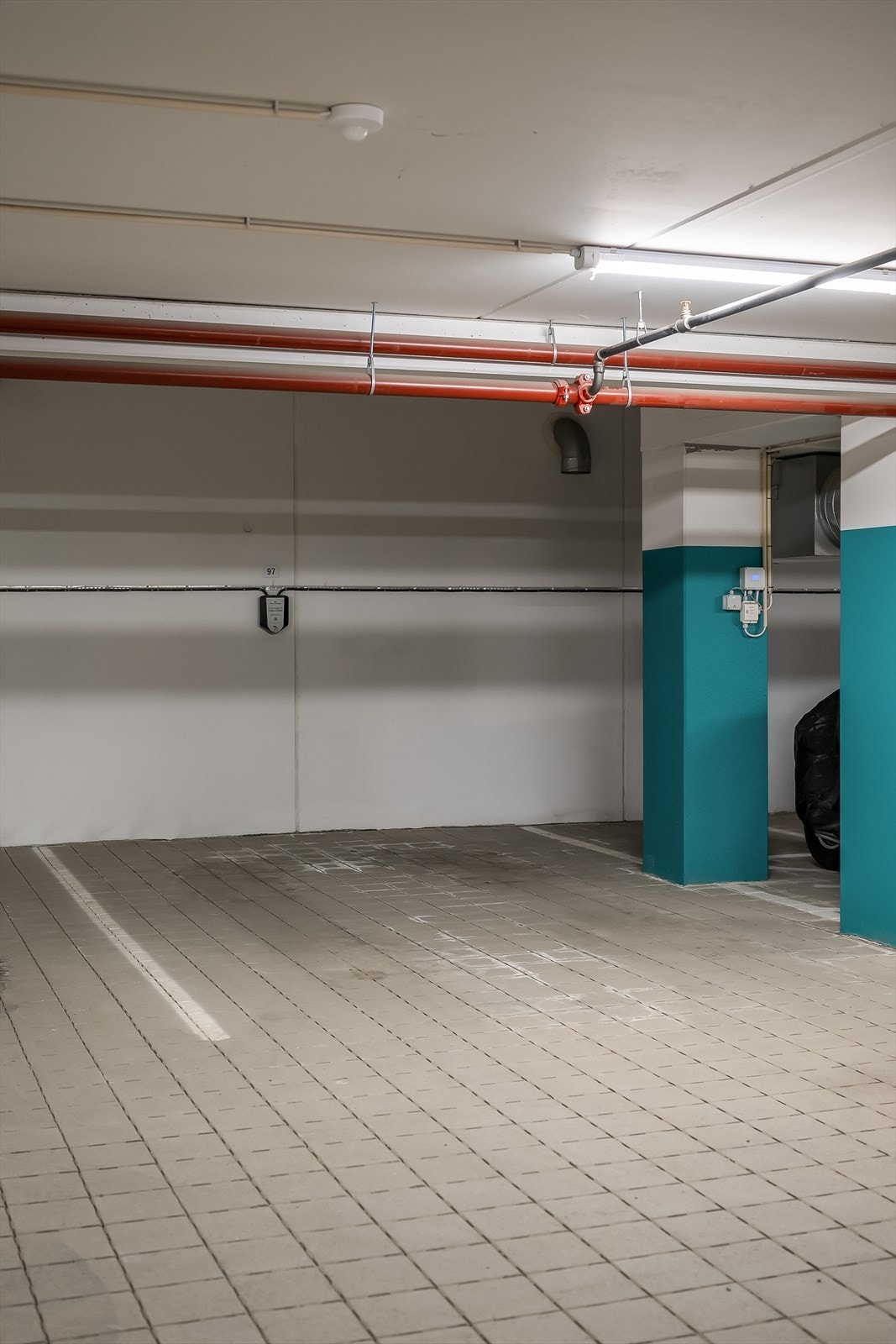 Leiligheten disponerer egen parkeringsplass i parkeringskjeller. Denne er 3 meter bred og dermed litt større enn de fleste andre plassene i kjelleren. Galleribilde