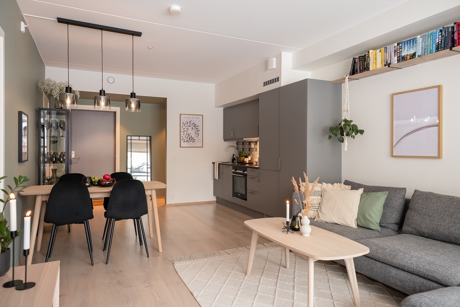 Leiligheten har en romslig åpen stue- og kjøkkenløsning på 28,3 m² som gir gode møbleringsmuligheter. Galleribilde