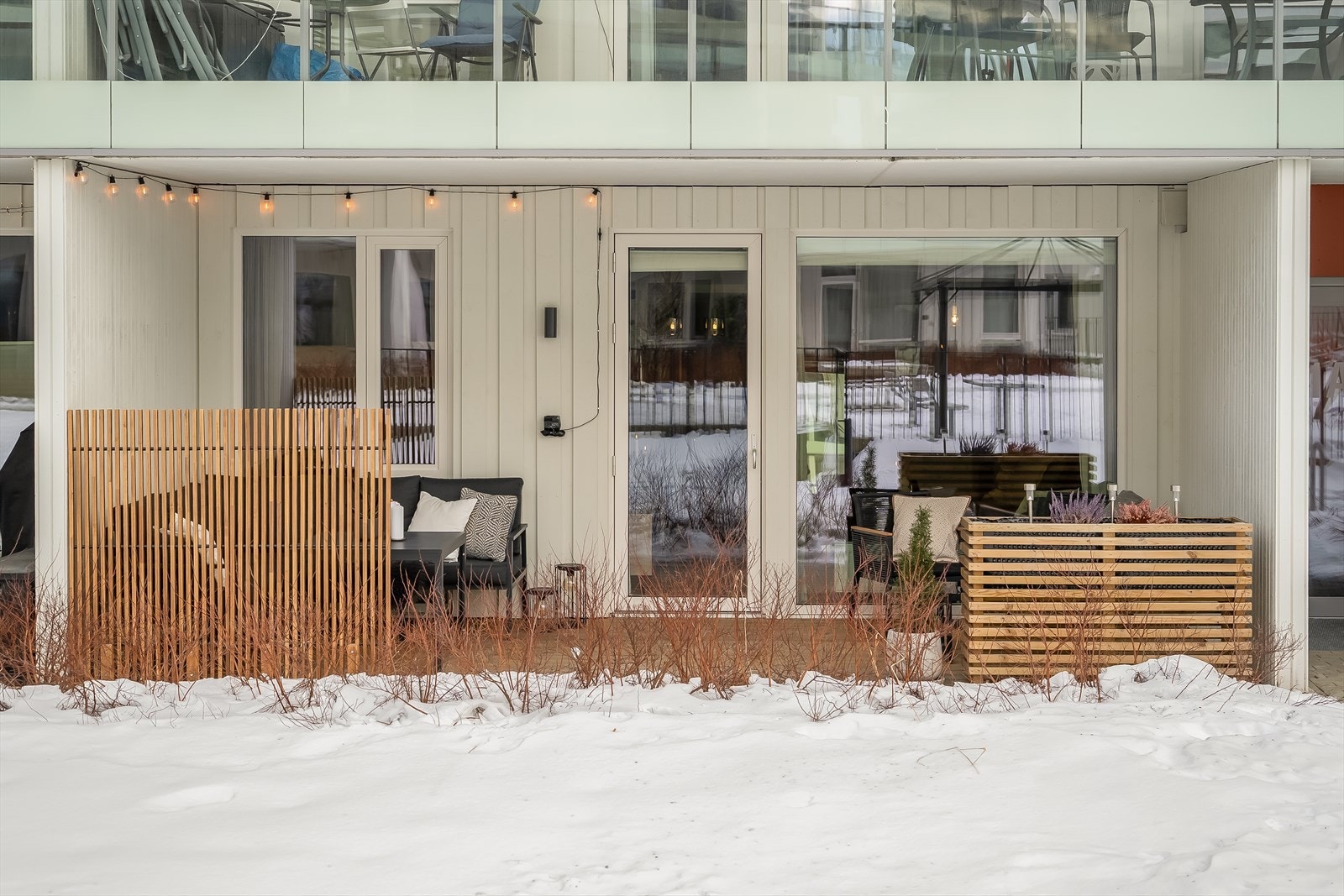 Veggen er utstyrt med stikkontakt, noe som gjør det enkelt å installere varmelampe og nyte uteplassen også på kjøligere dager. Galleribilde