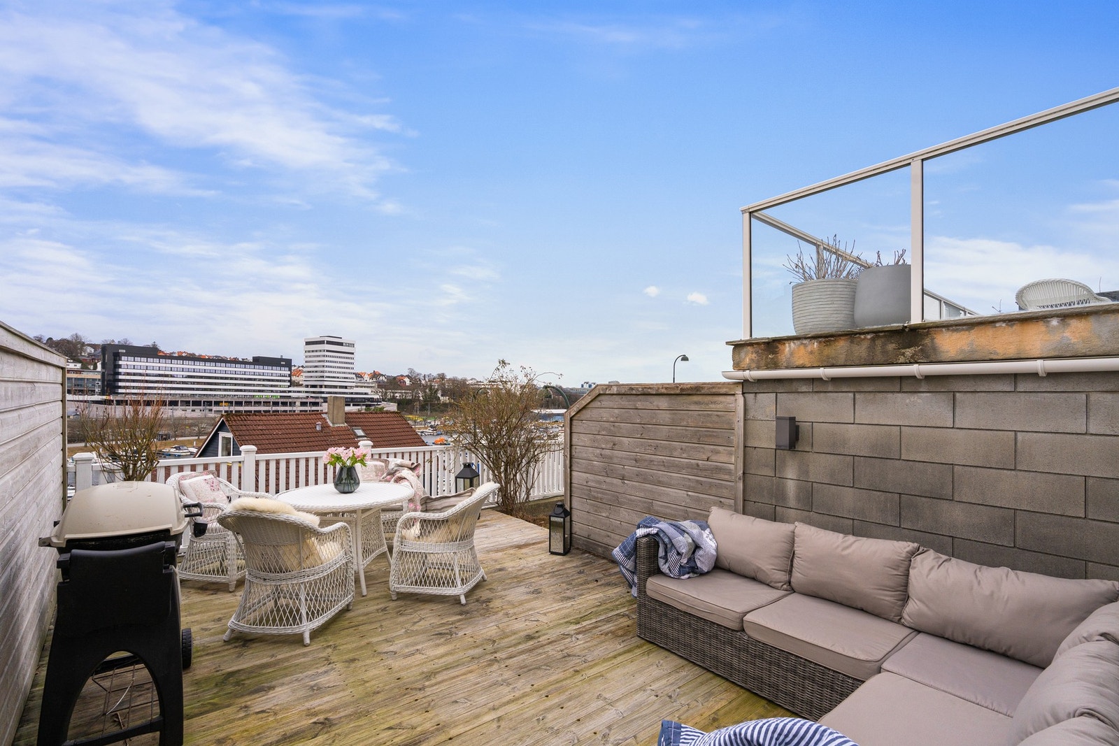 Boligen har en idyllisk og solrik beliggenhet med opparbeidet uteområde bestående av terrasse og gressplen Galleribilde