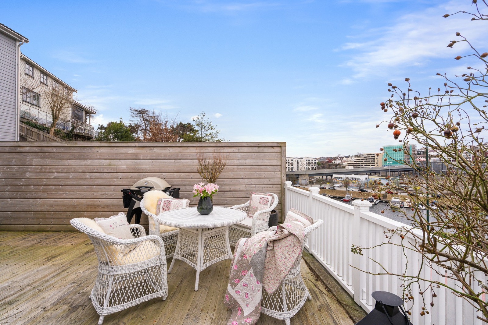 Terrasse med hyggelig sitteplass og skjermende vegger som skaper en lun og privat atmosfære. Galleribilde