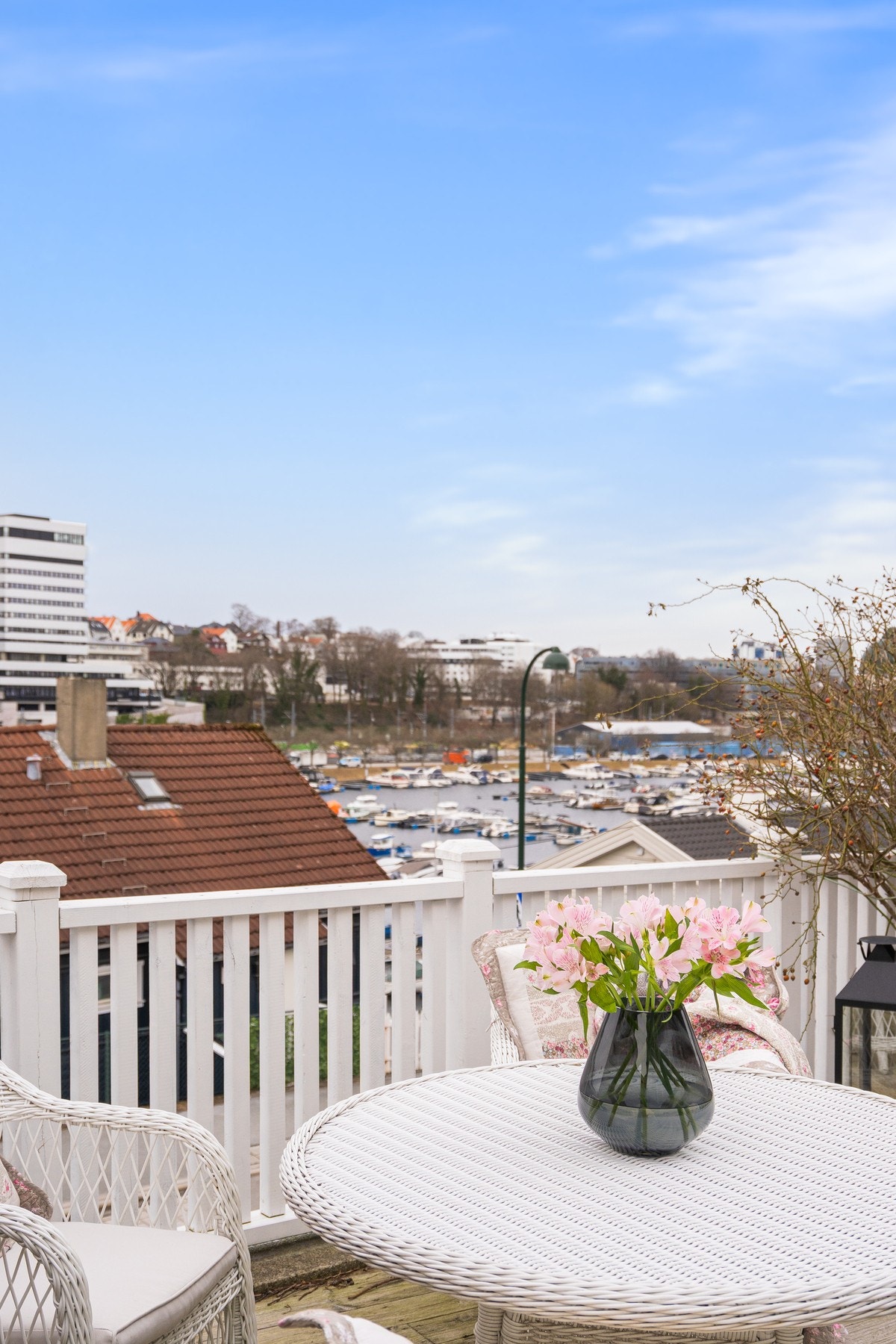 Det er nydelig utsikt mot Hillevågsvannet også fra hagen. Galleribilde