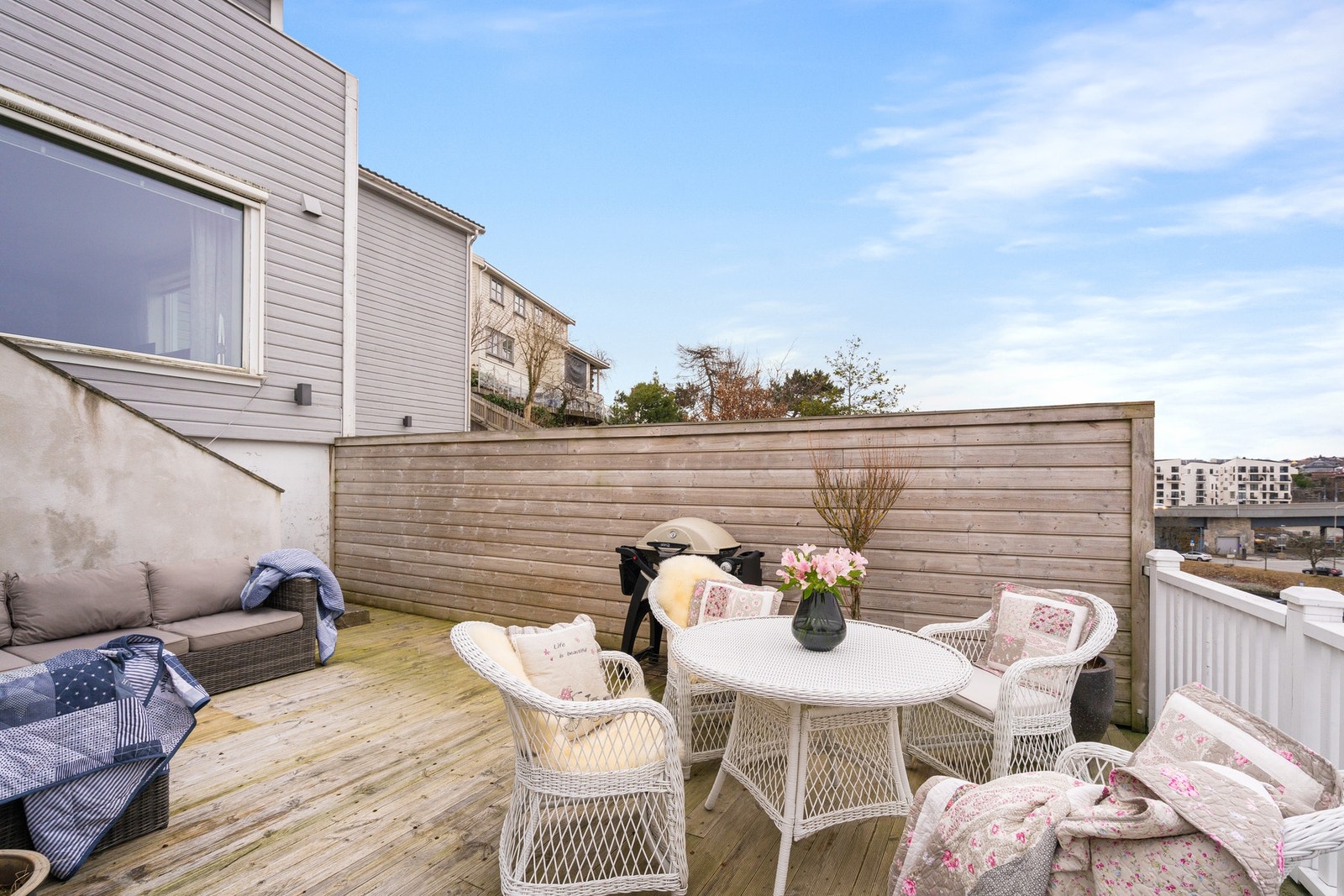 Det er tilkomst via trapp fra balkongen ned til markterrasse og videre til hage, noe som gir en praktisk og helhetlig forbindelse mellom uteområdene. Galleribilde