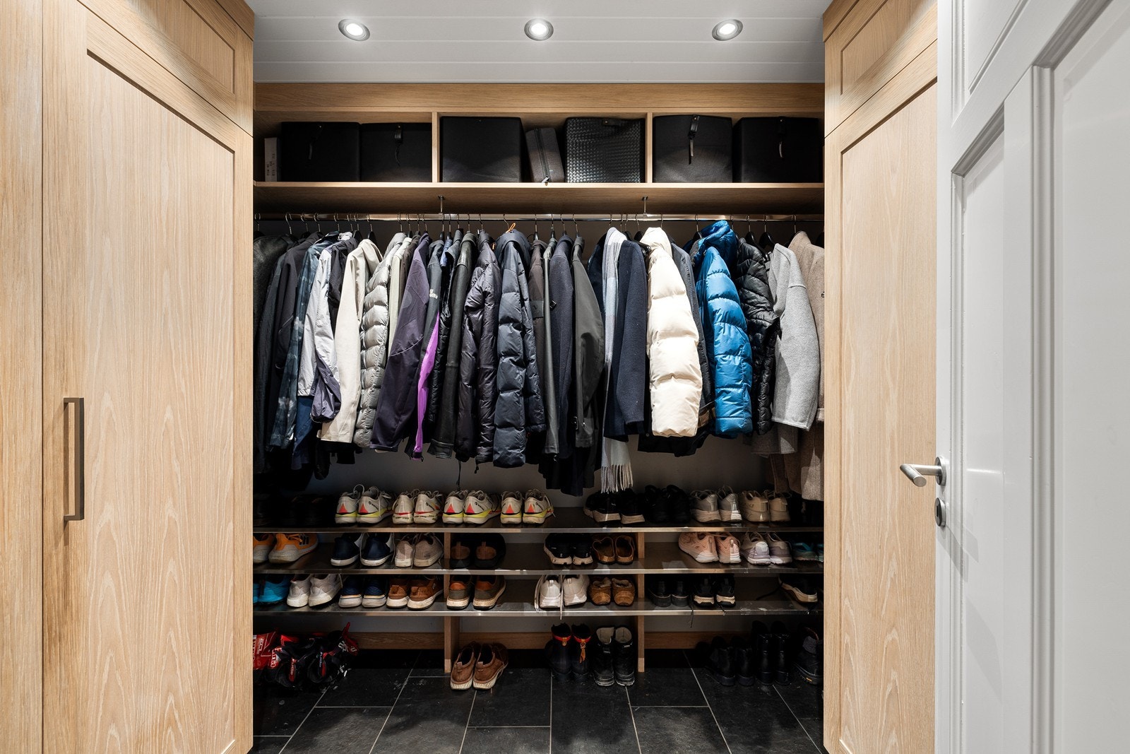 Stor plassbygd garderobe i entré. Ekstra integrert fryseskap følger boligen ved handelen. Galleribilde