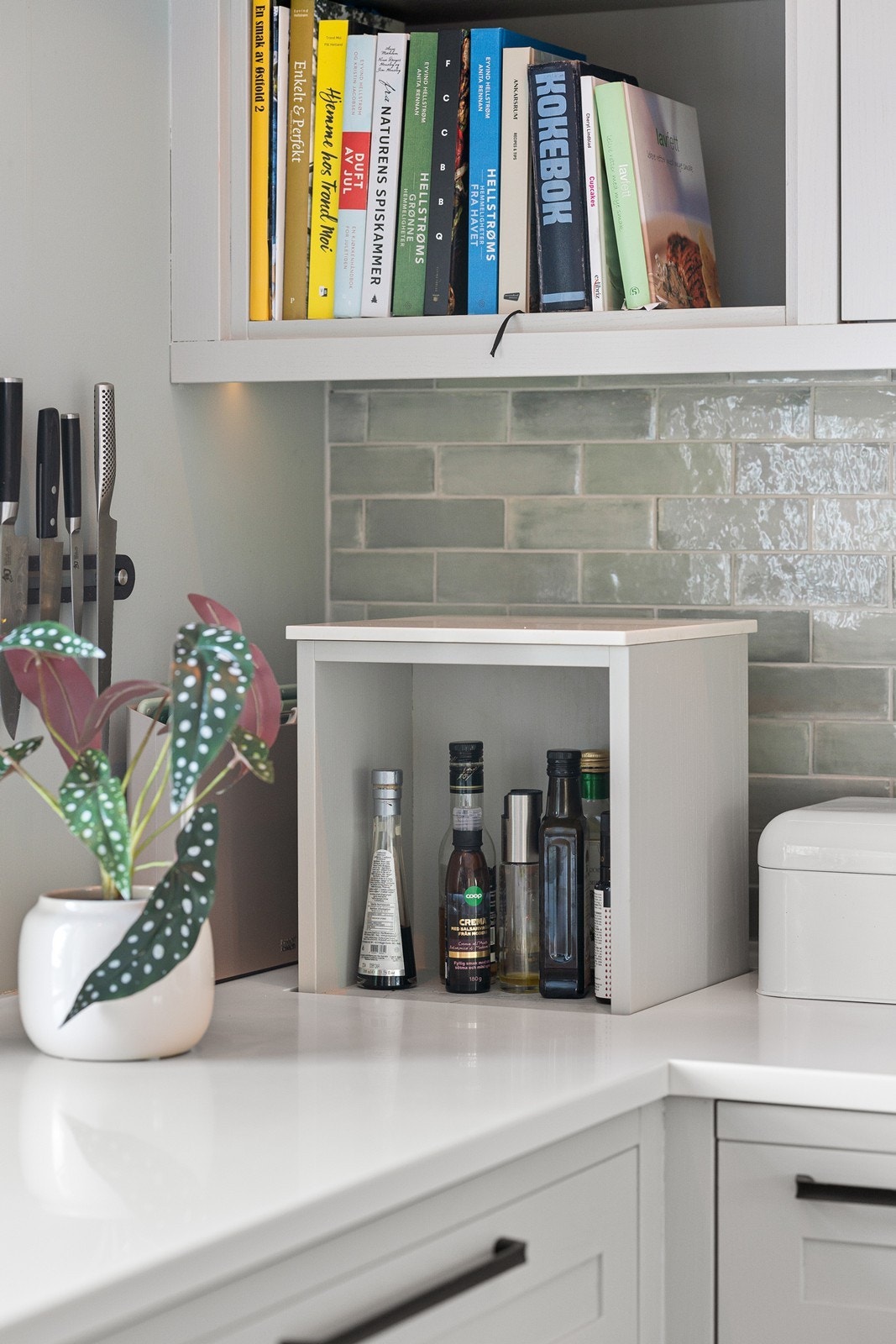 Hylle innfelt i kjøkkenbenken. Galleribilde