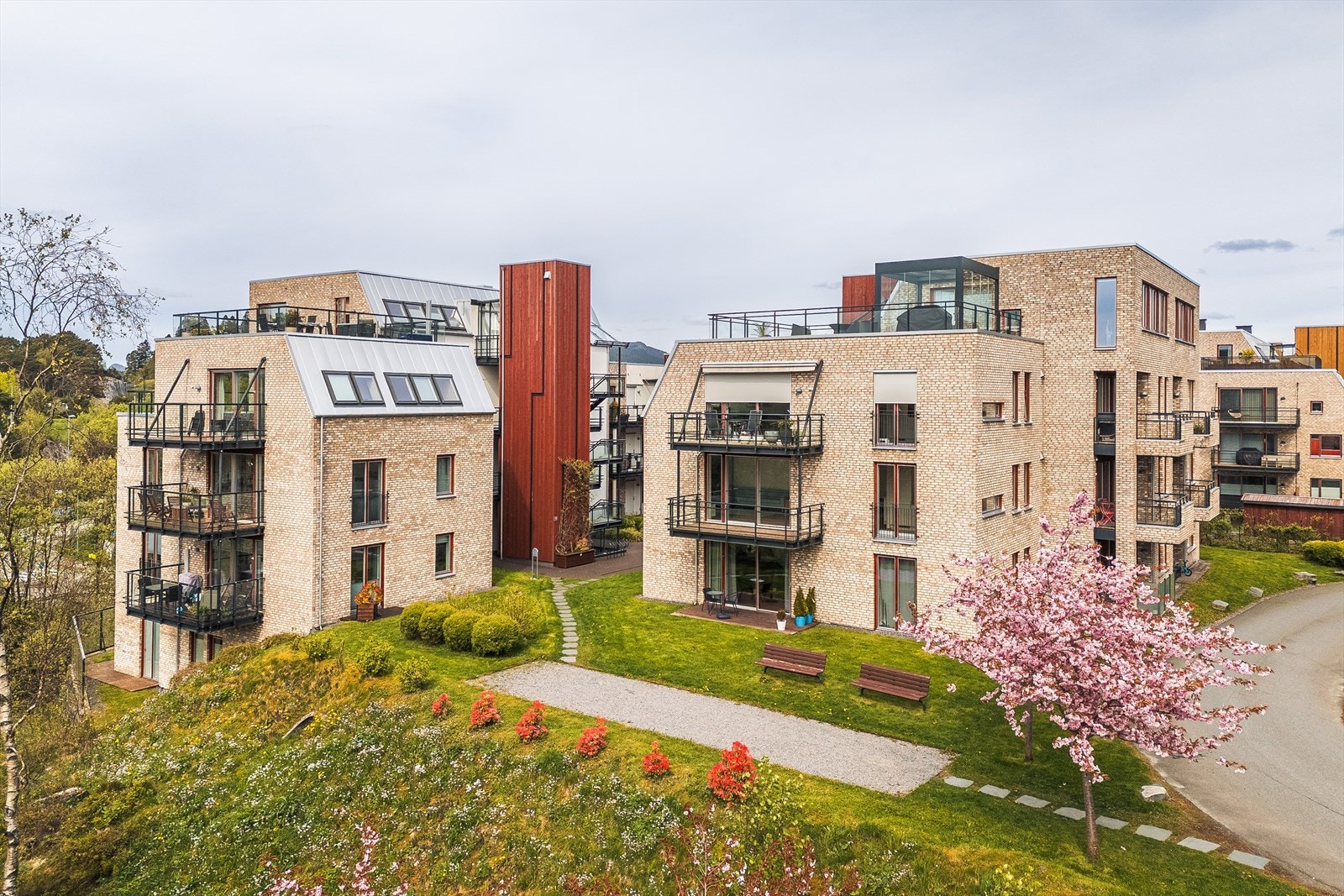 Sameiet har en nydelig arkitektonisk fasade og ble oppført i 2018 | Fra eiendommen er det nærhet til bybane og butikk Galleribilde
