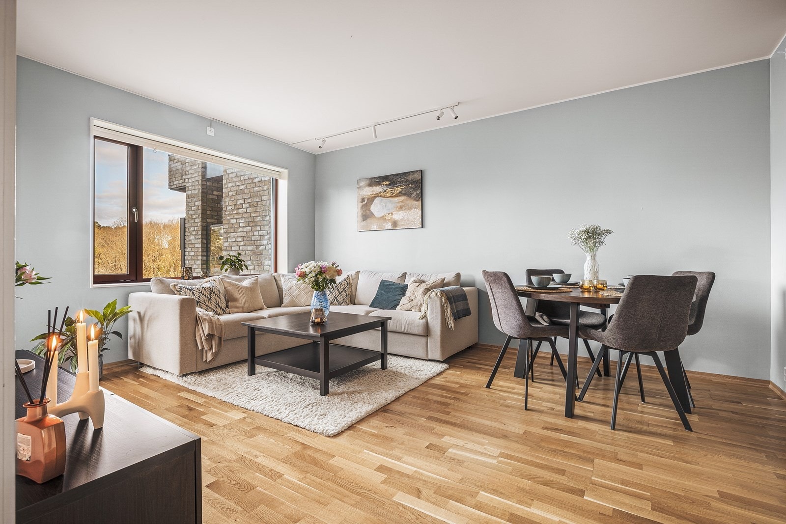 Romslig og innbydende stue med gode møbleringsmuligheter. Galleribilde