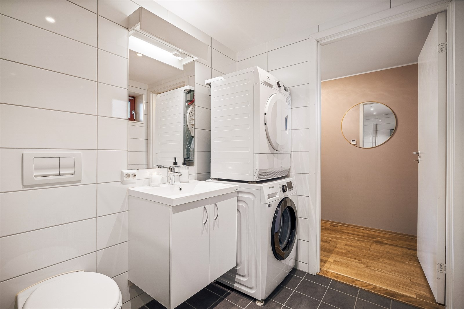 Det er opplegg for vaskemaskin og varme i badegulv. Galleribilde