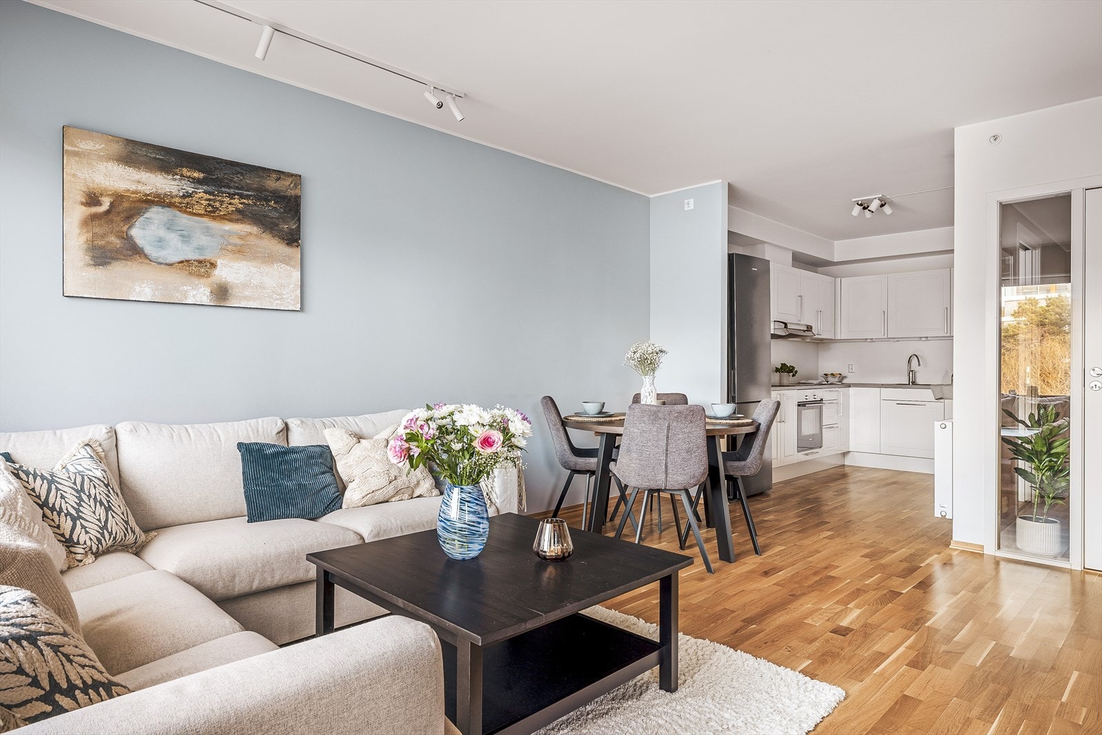 Boligen har vannbåren varme med radiatorer i stue / kjøkken Galleribilde