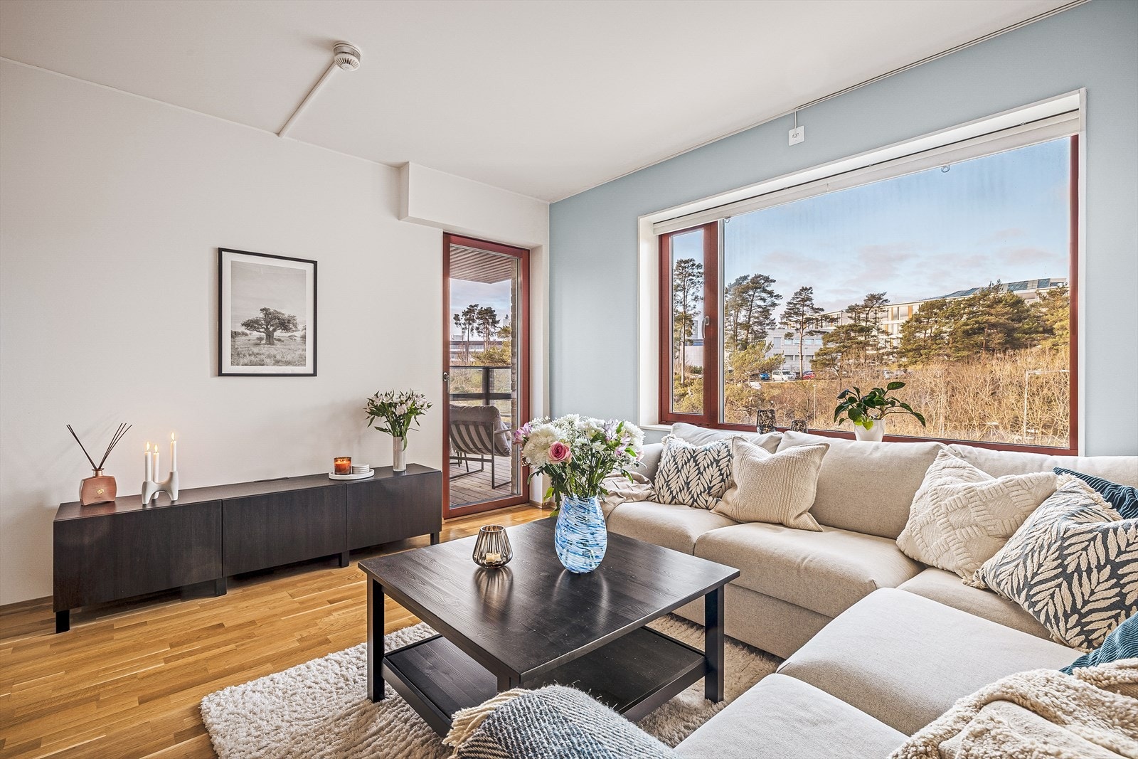 Fra stuen og soverommet er det utgang til altan. Galleribilde