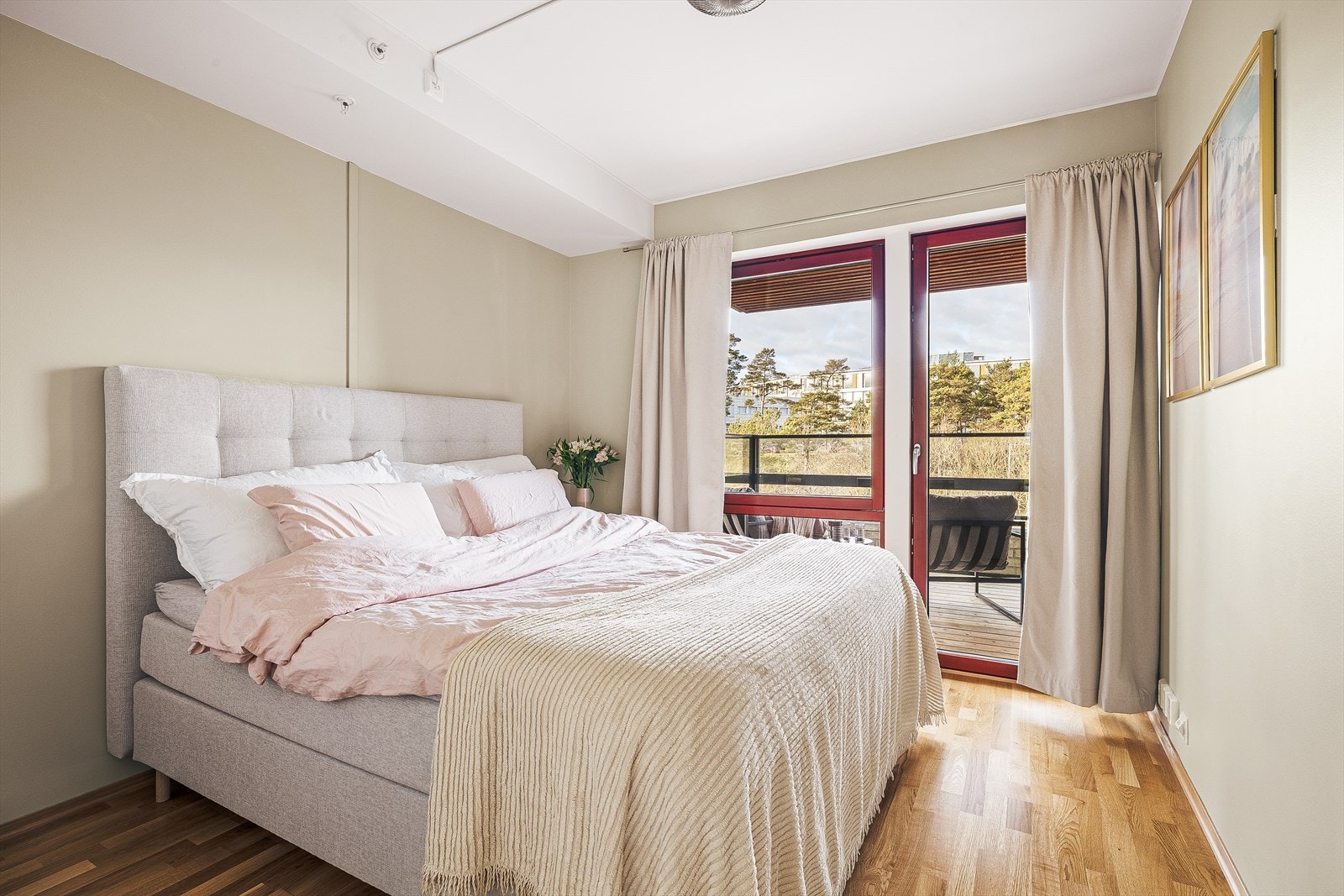 Stort soverom på 10,8 m² med plass til dobbeltseng og garderobeskap. Galleribilde