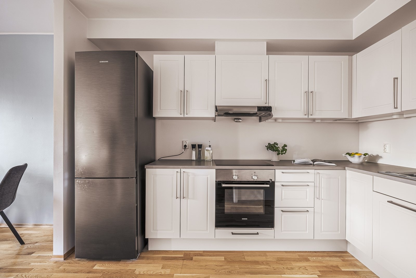 Kjøkkenet er innredet med induksjonstopp, stekeovn og oppvaskmaskin. I tillegg er det plass til kjøl/fryseskap. Galleribilde