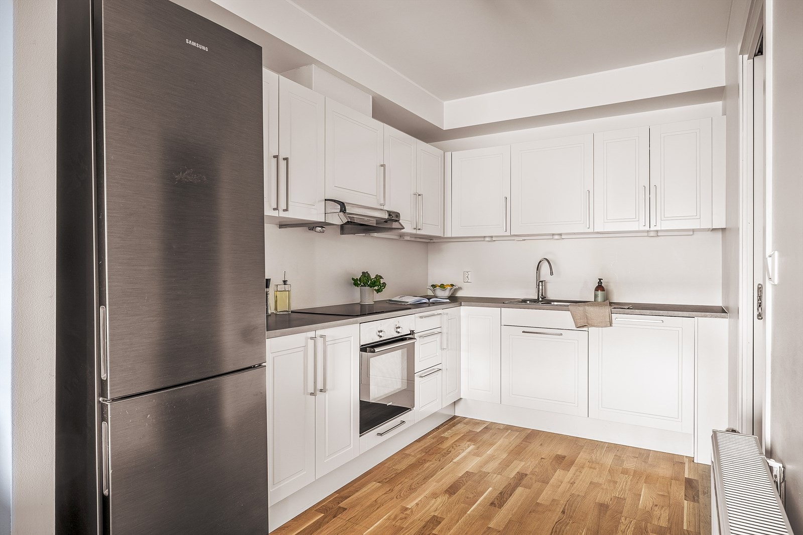 Kjøkken har flotte profilerte fronter og benkeplate av laminat. Galleribilde