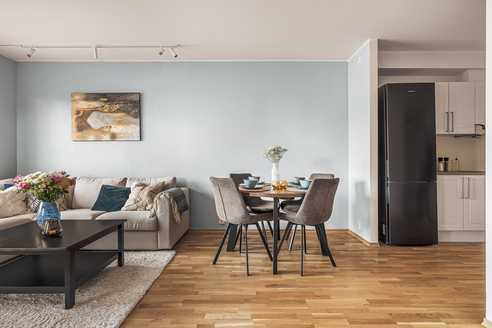 Stuen kan enkelt innredes med en spise-/ og sofagruppe. Galleribilde