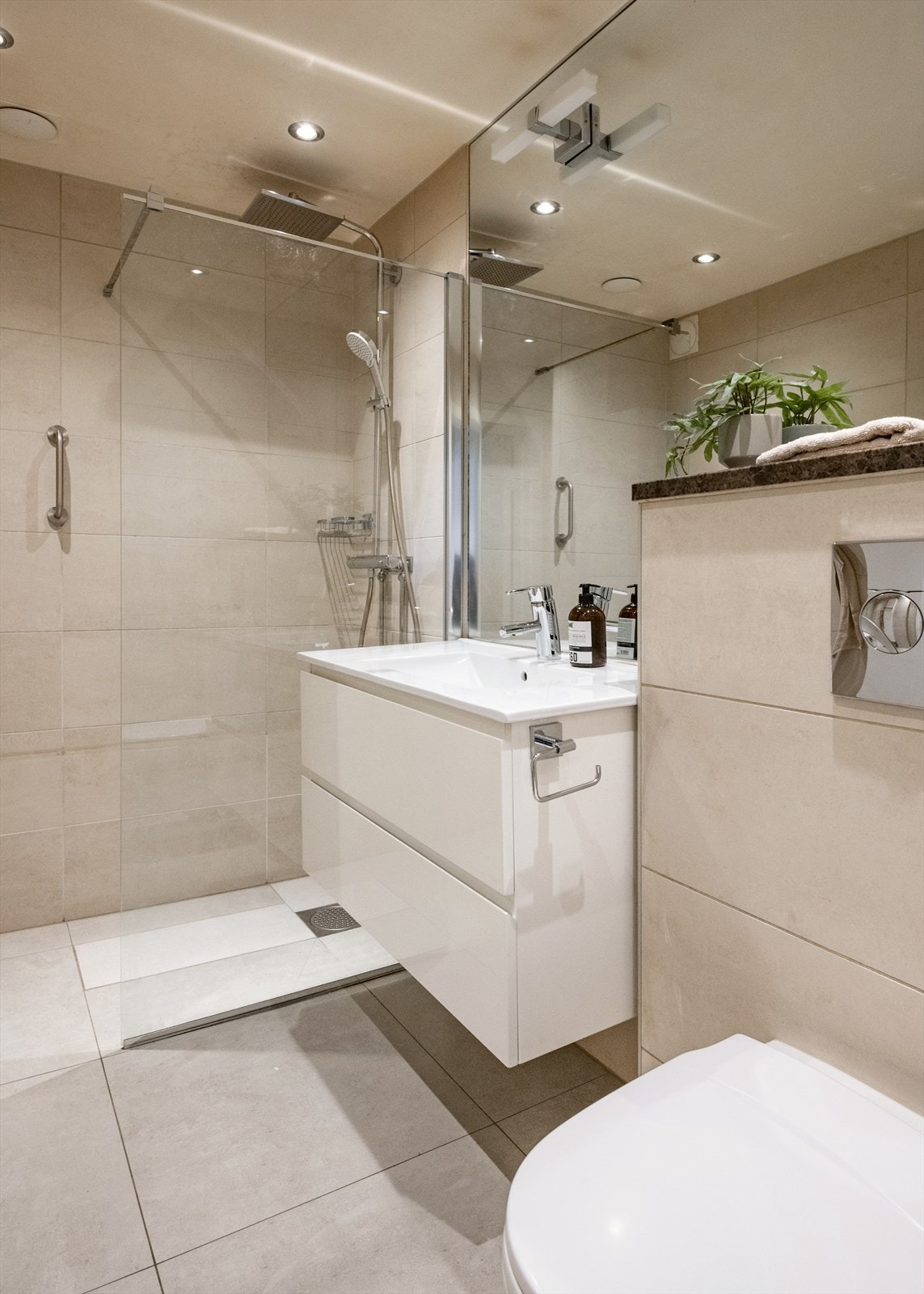 For ekstra komfort er det både regn- og hånddusj, samt varme i det flislagte gulvet. Galleribilde