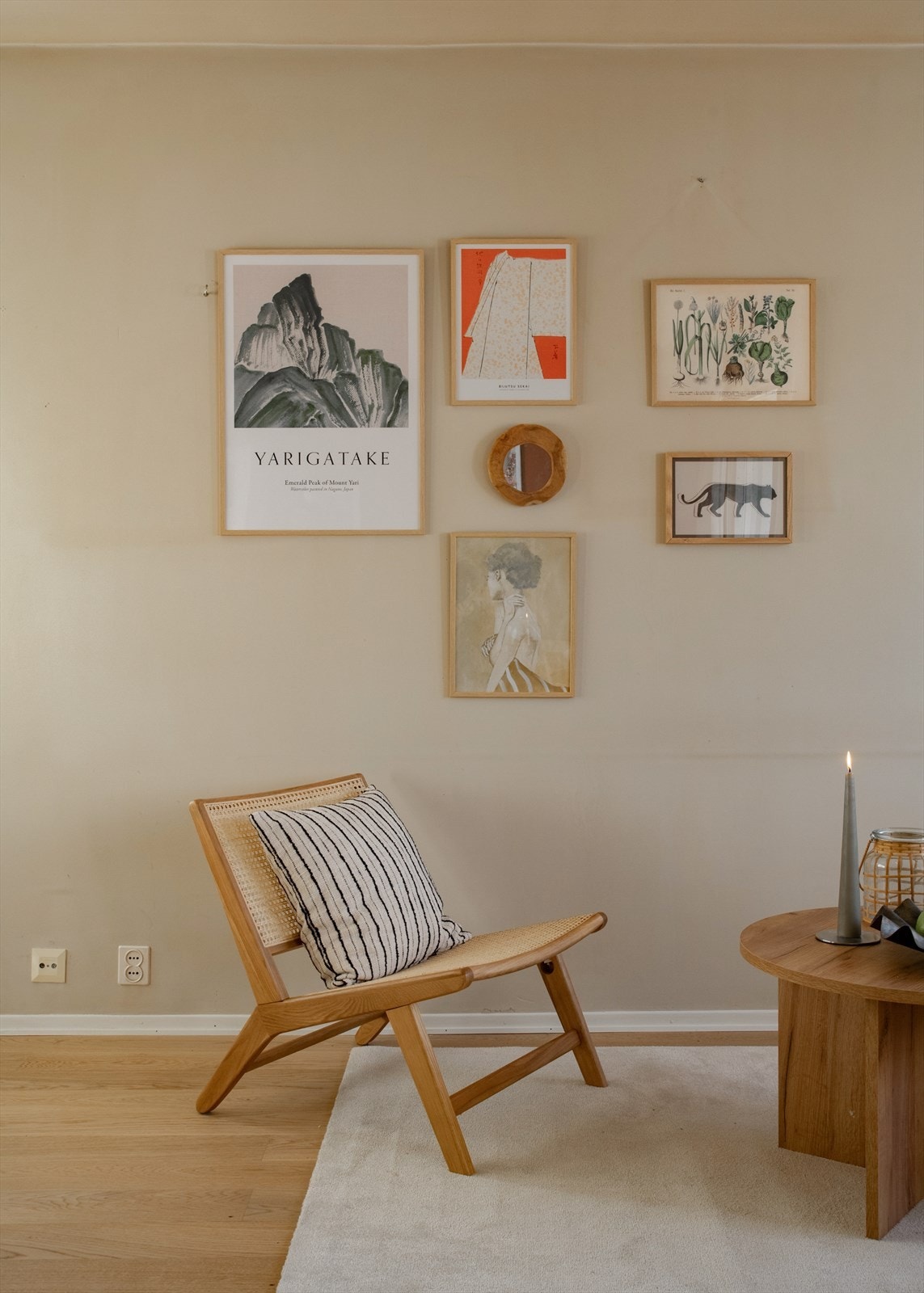 De store veggflatene og gjennomgående parkettgulvet gir et helhetlig og godt grunnlag for innredning. Galleribilde