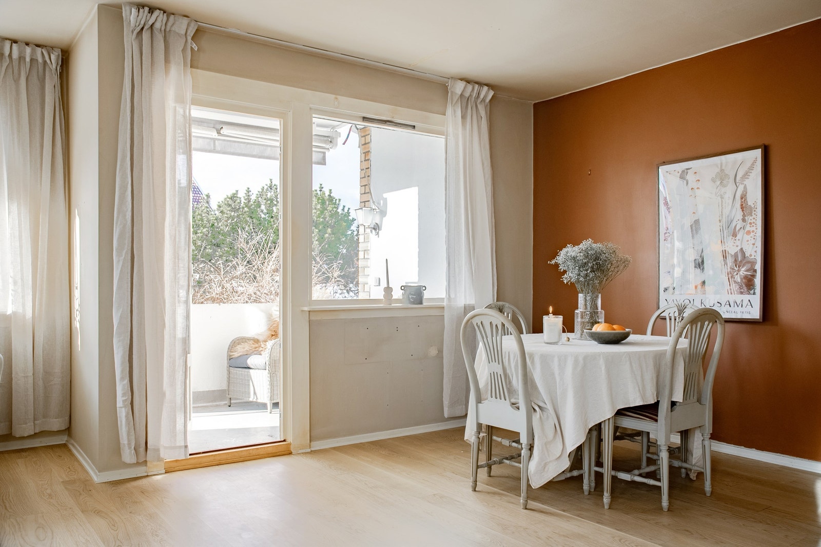 Balkongdøren fra 1984 gir direkte utgang til uteplassen og utvider stuen på varme dager. Galleribilde