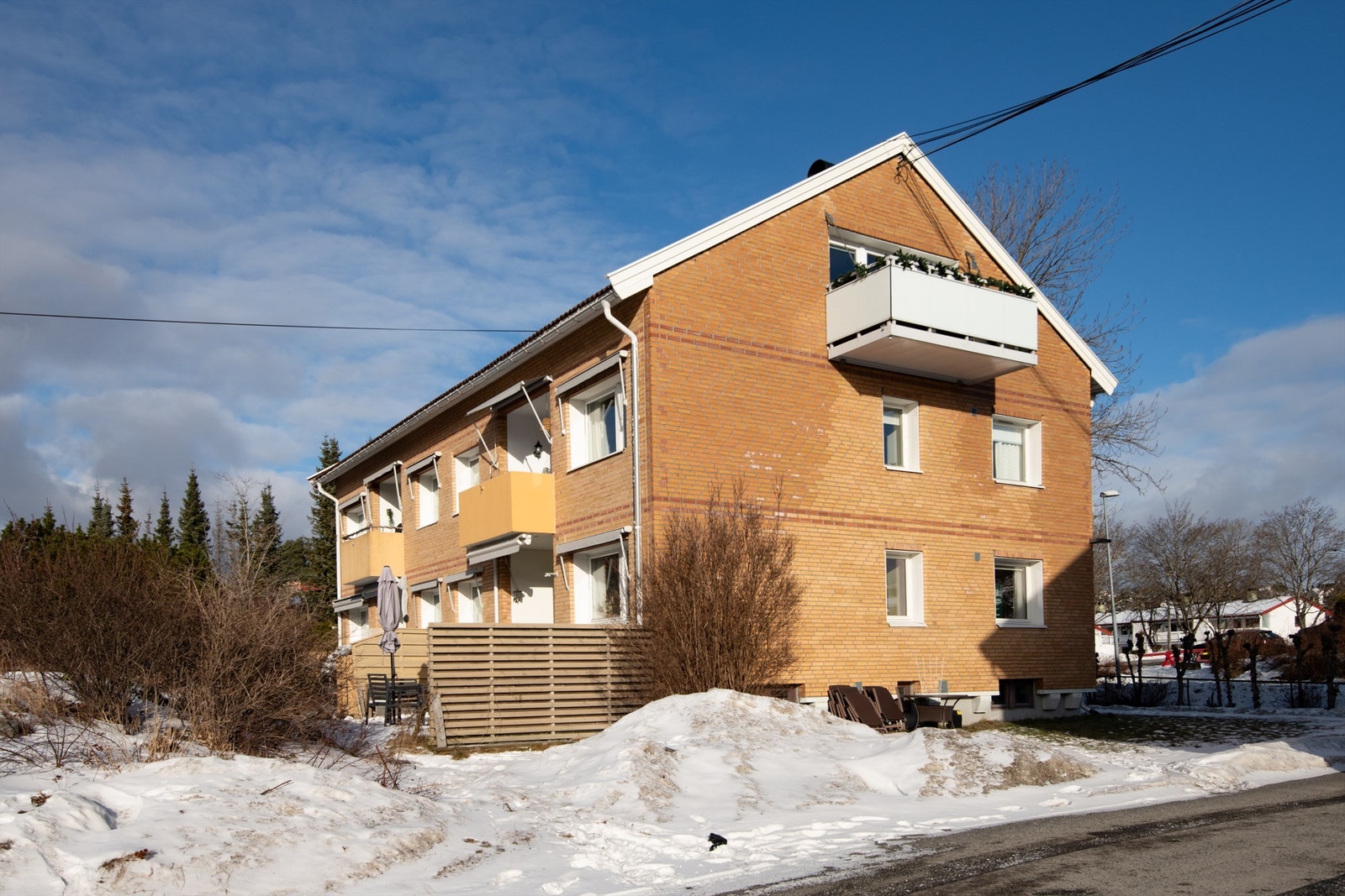 Bygget fra 1955 har en klassisk fasade forblendet med teglstein, som gir et solid inntrykk. Galleribilde