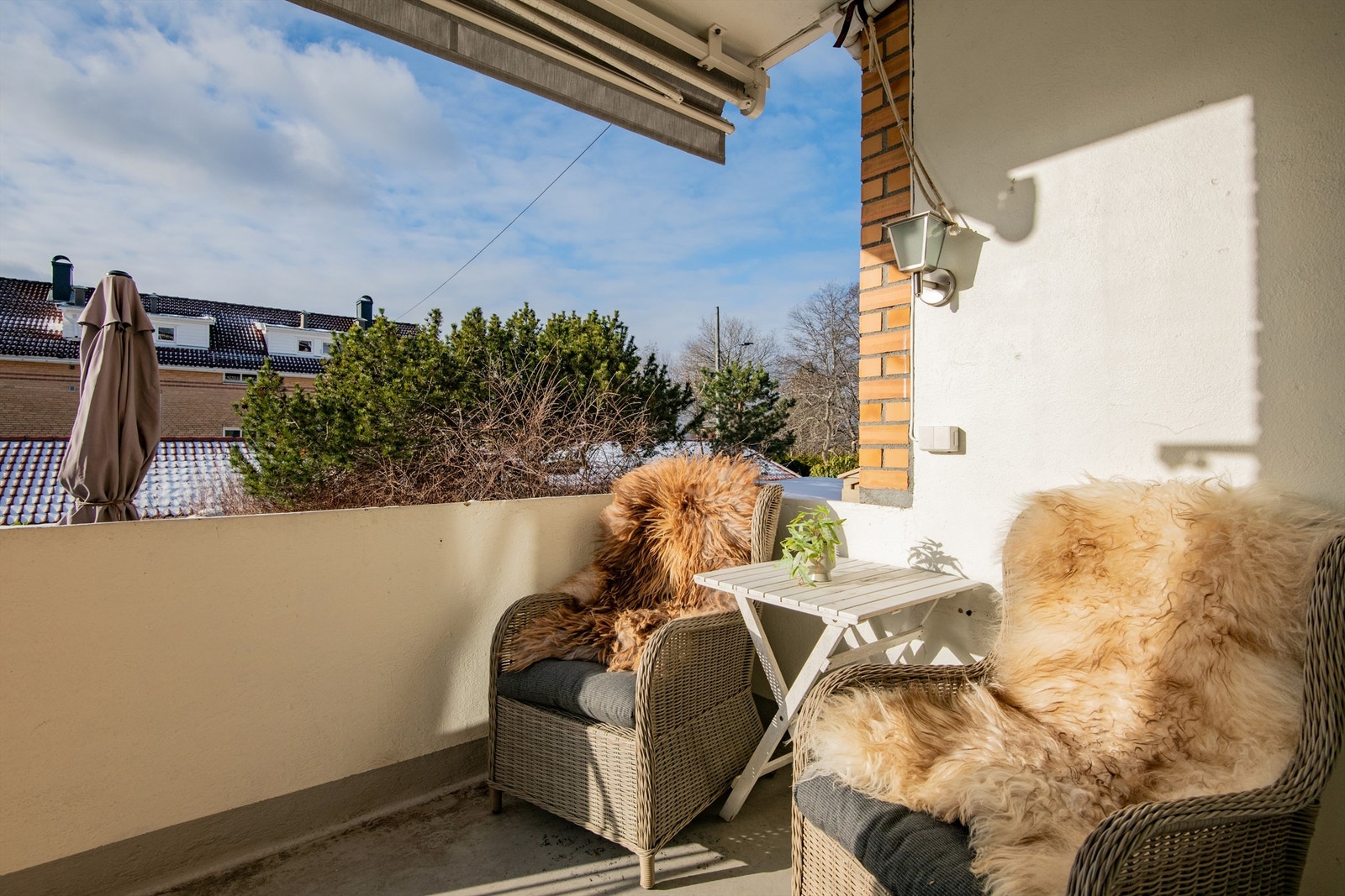 Fra stuen er det utgang til en hyggelig balkong på 5 m², som igjen leder til en stor markterrasse. Galleribilde