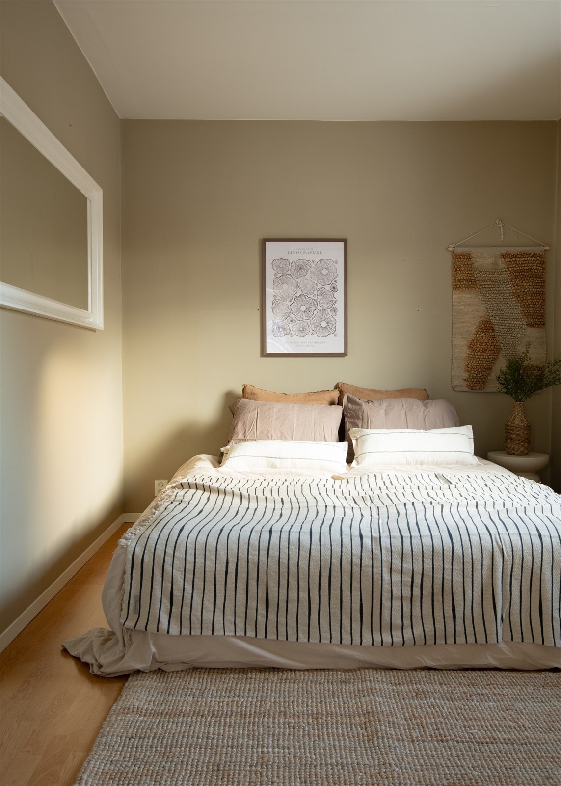 Hovedsoverommet har god plass til dobbeltseng og tilhørende møblement. Galleribilde