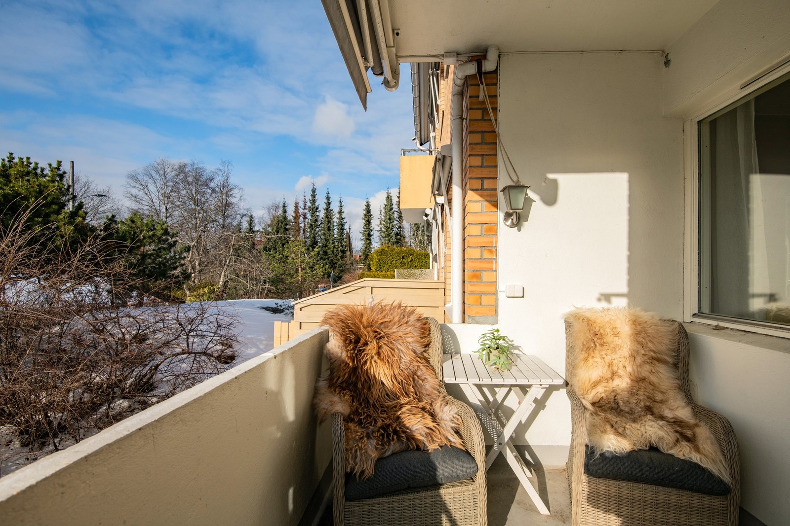 Balkongen er en fin forlengelse av leilighetens sosiale soner. Galleribilde