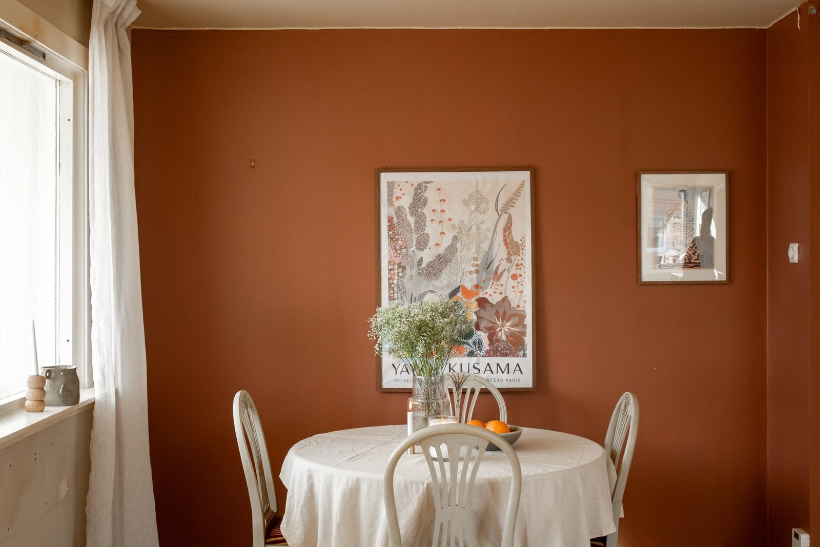 Rommet har malte veggflater som gir en lun atmosfære. Galleribilde