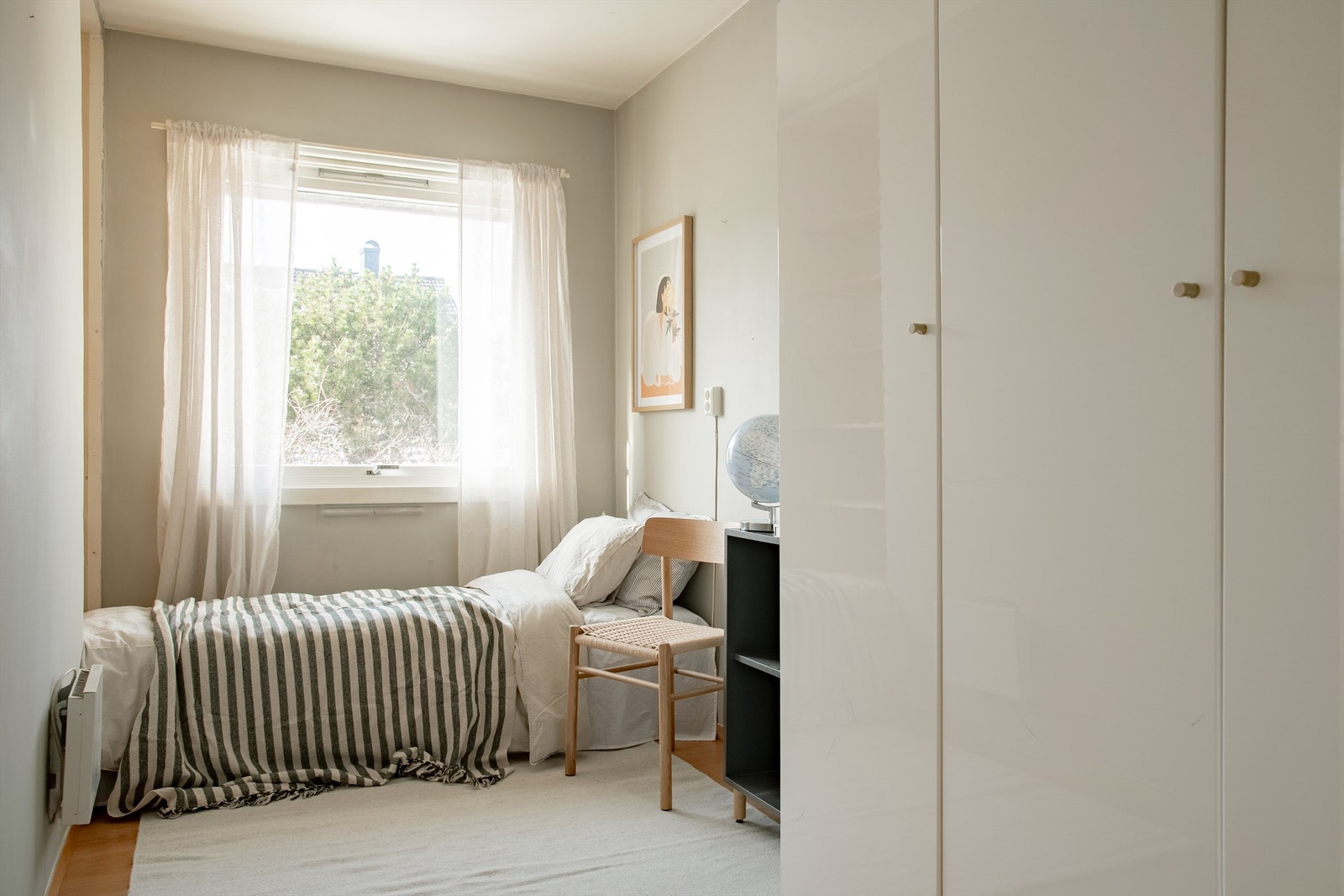 Rommet har plass til både seng og garderobeskap for effektiv oppbevaring. Galleribilde