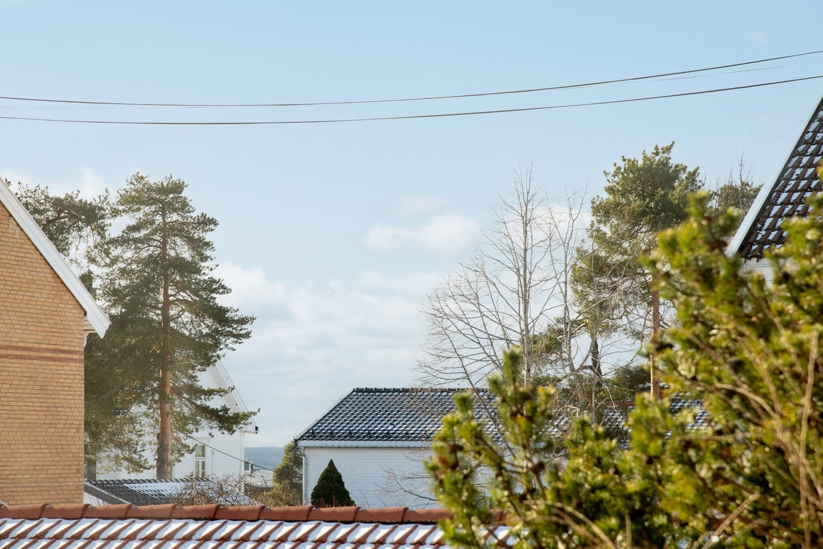 Beliggenheten er i et rolig og etablert nabolag, med kort vei til Spar Kastellet for enkel hverdagshandel. Galleribilde