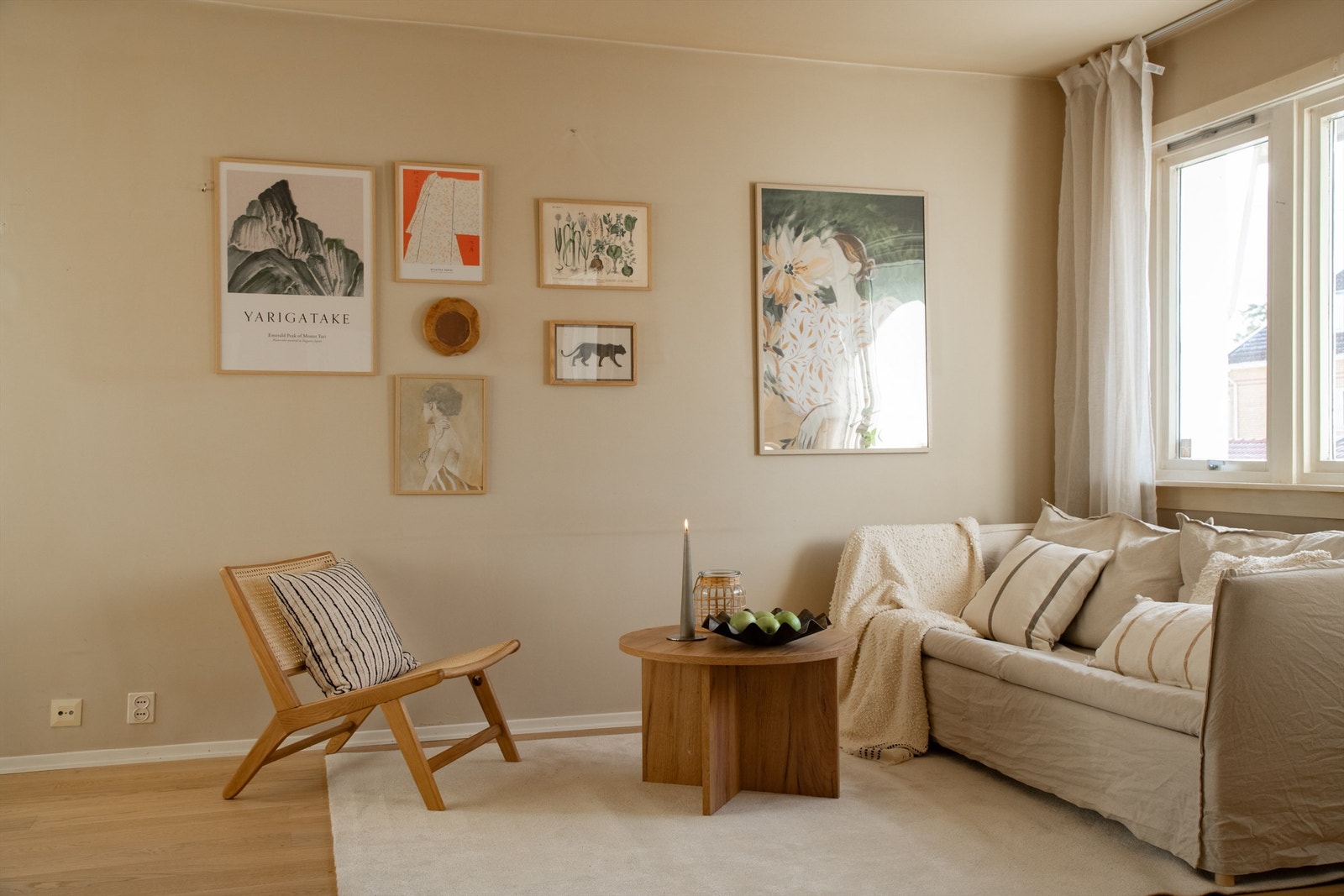 Stuen er et lyst og romslig samlingspunkt med god plass til både sofagruppe og spisebord. Galleribilde