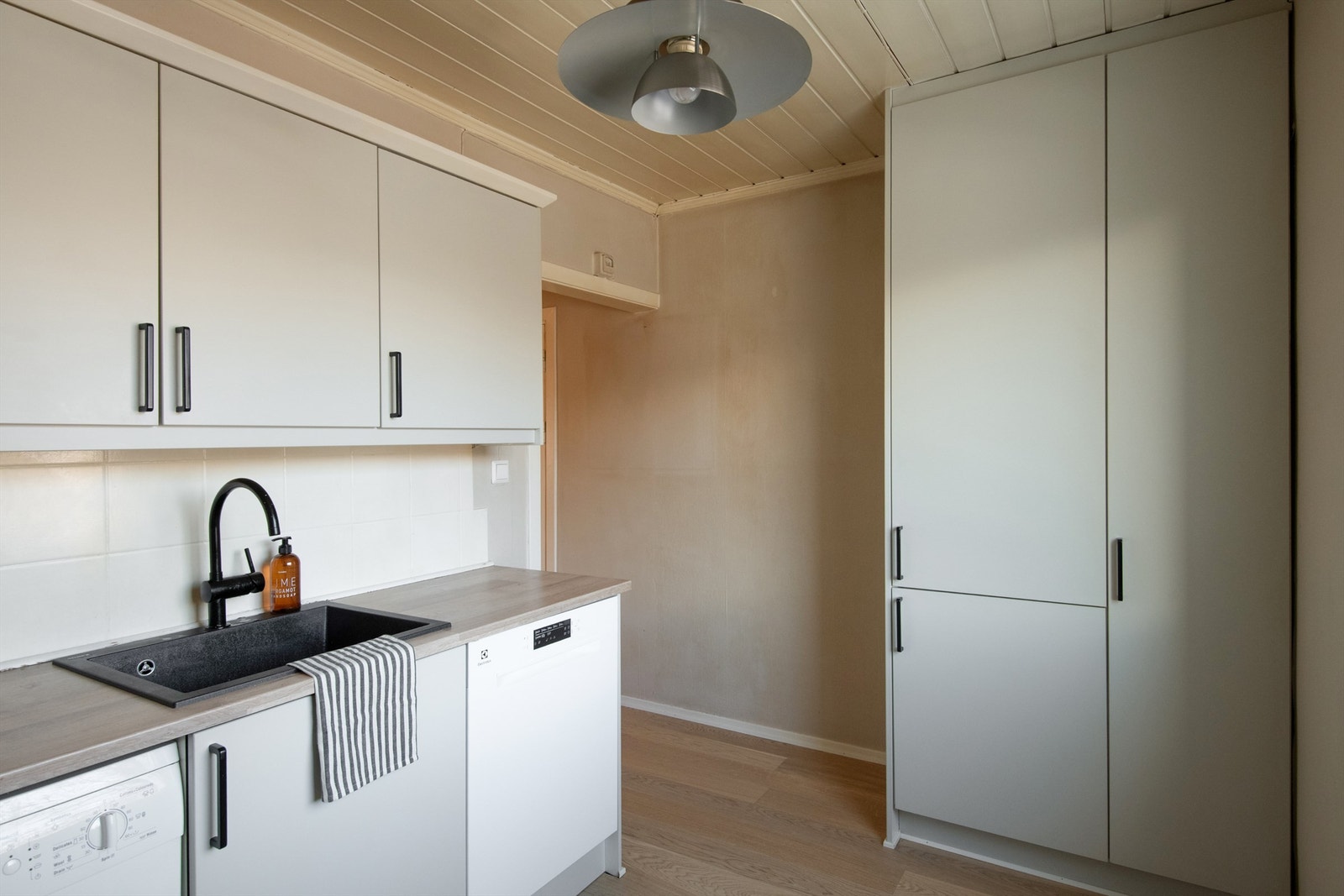 Innredningen har rikelig med skapplass, inkludert et praktisk høyskap for oppbevaring. Galleribilde