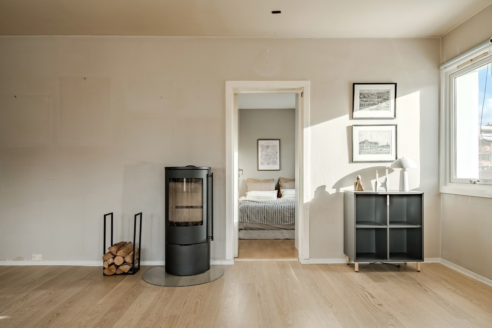 En peisovn med glassdør gir ekstra varme og hygge på kalde kvelder. Galleribilde