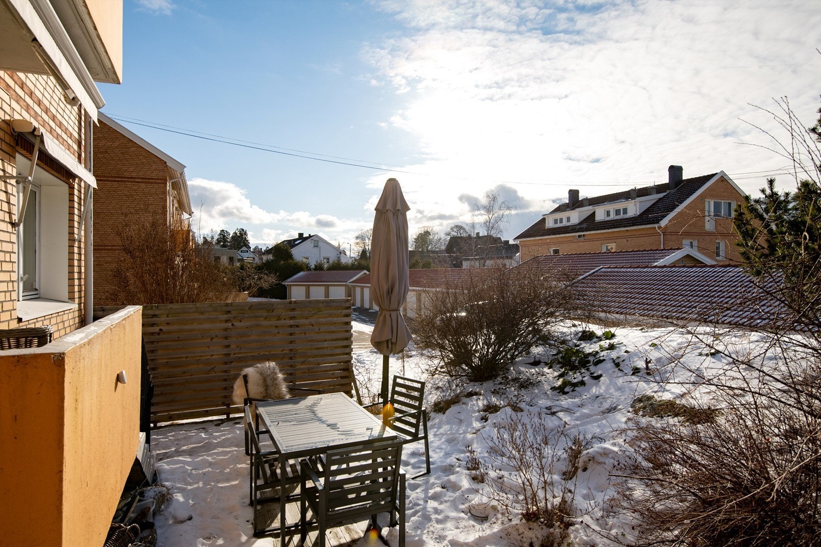 Et privat og usjenert uteområde med mange muligheter for beplantning og hygge. Galleribilde