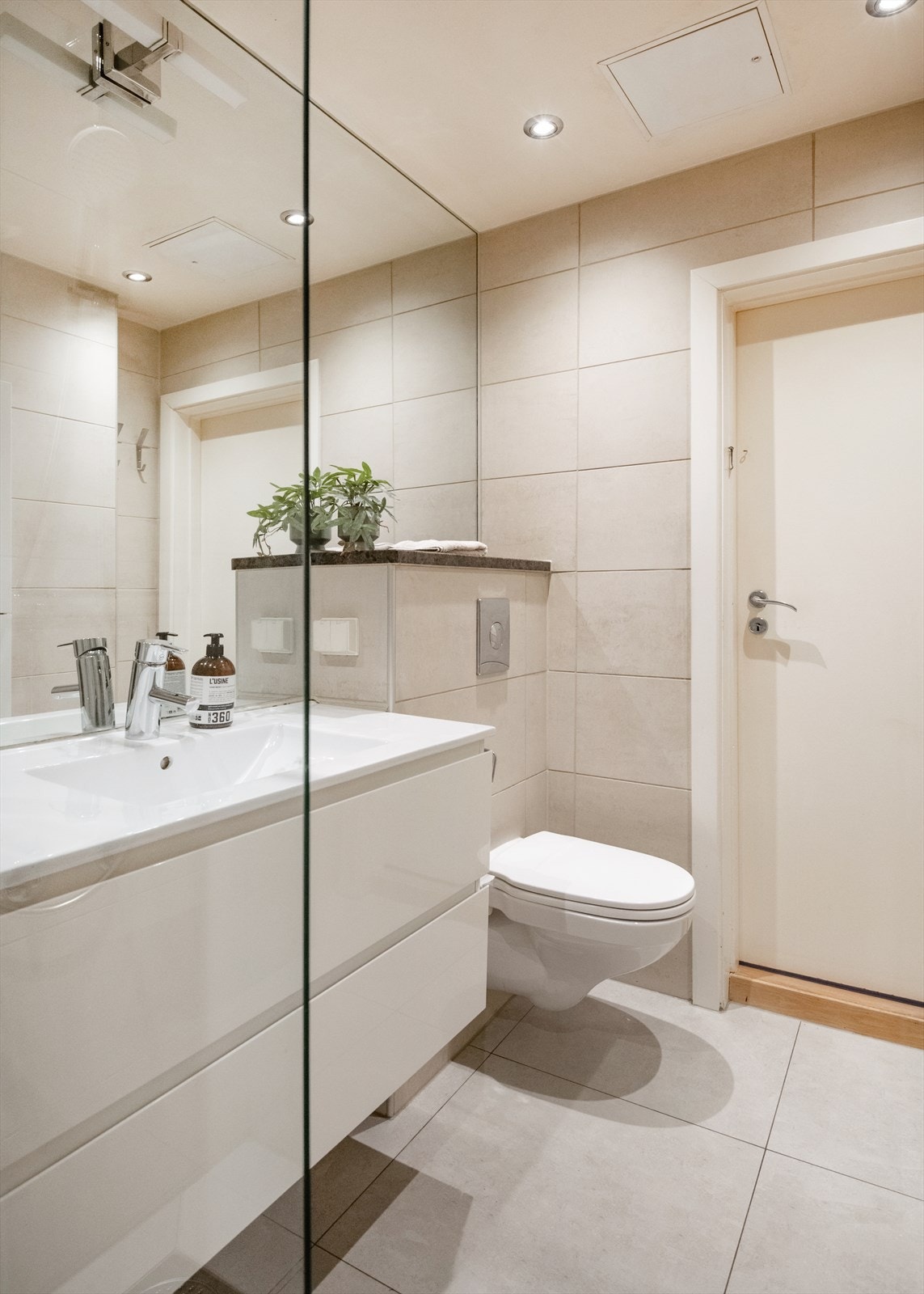 Badet ble oppgradert i 2019 og har vegghengt toalett og en stilren servantinnredning. Galleribilde