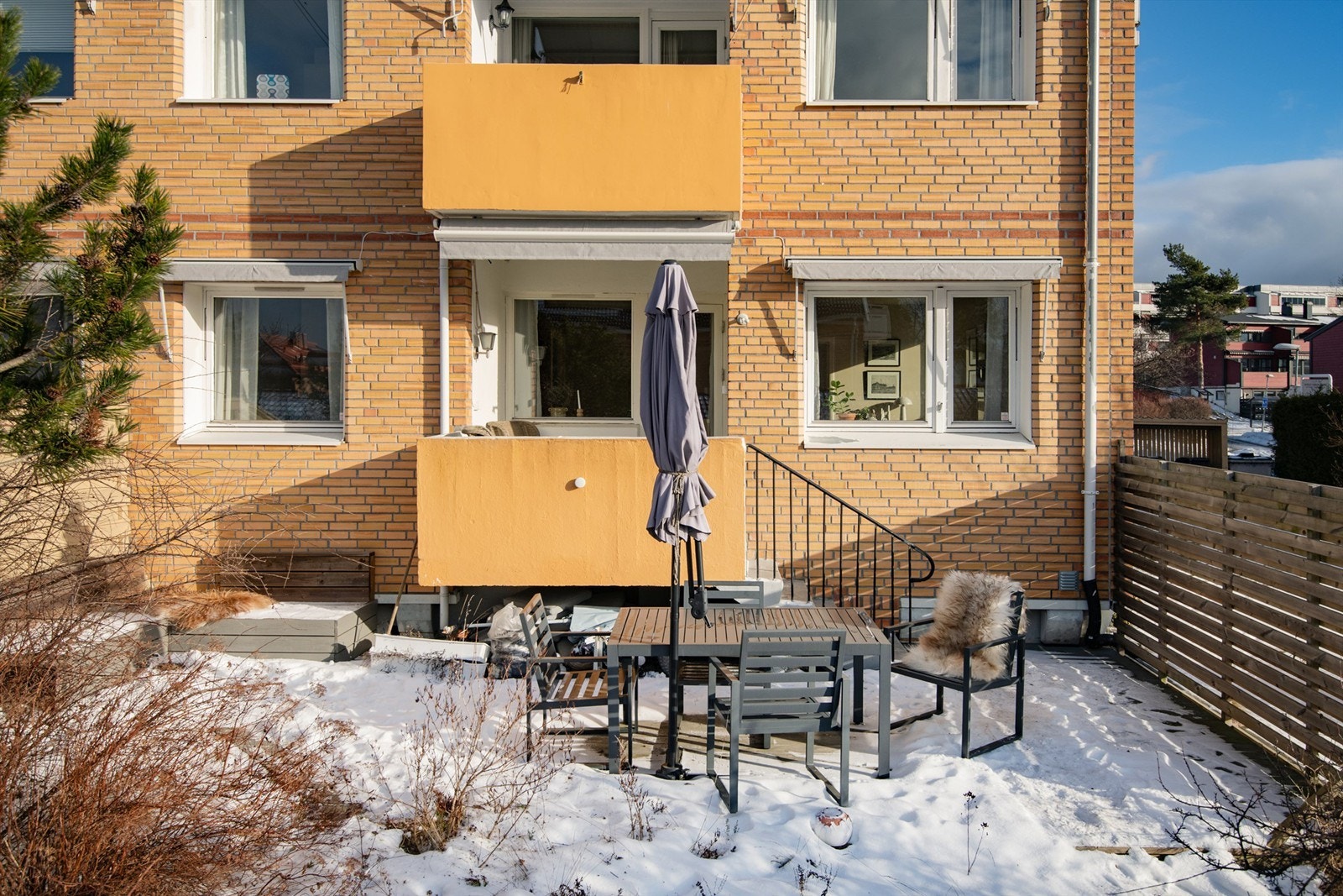 Fra balkongen er det trapp ned til en stor usjenert markterrasse på hele 26 m². Galleribilde