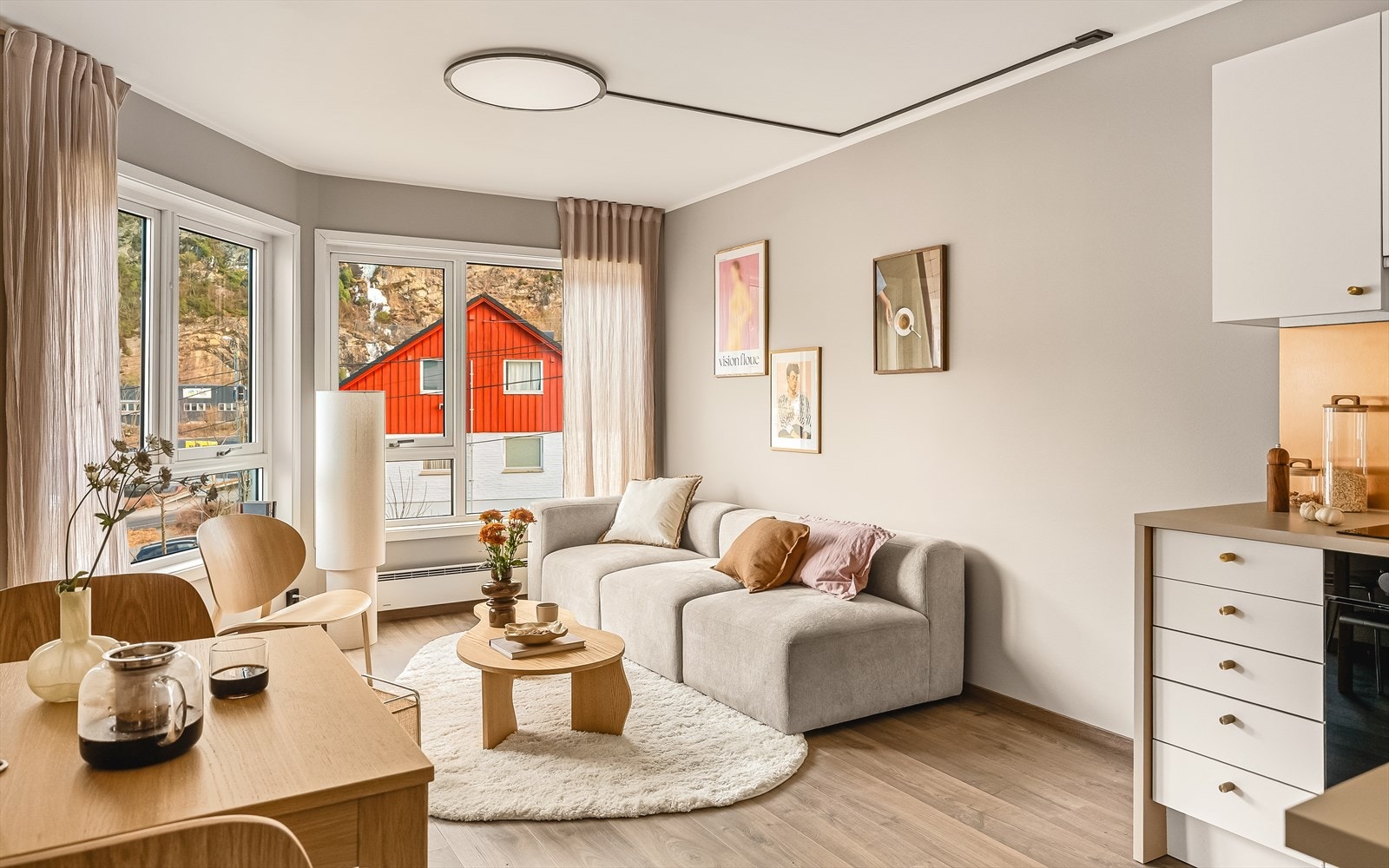 Sosial og åpen løsning mellom stue og kjøkken. Rommet måler 16,5 kvm. Galleribilde