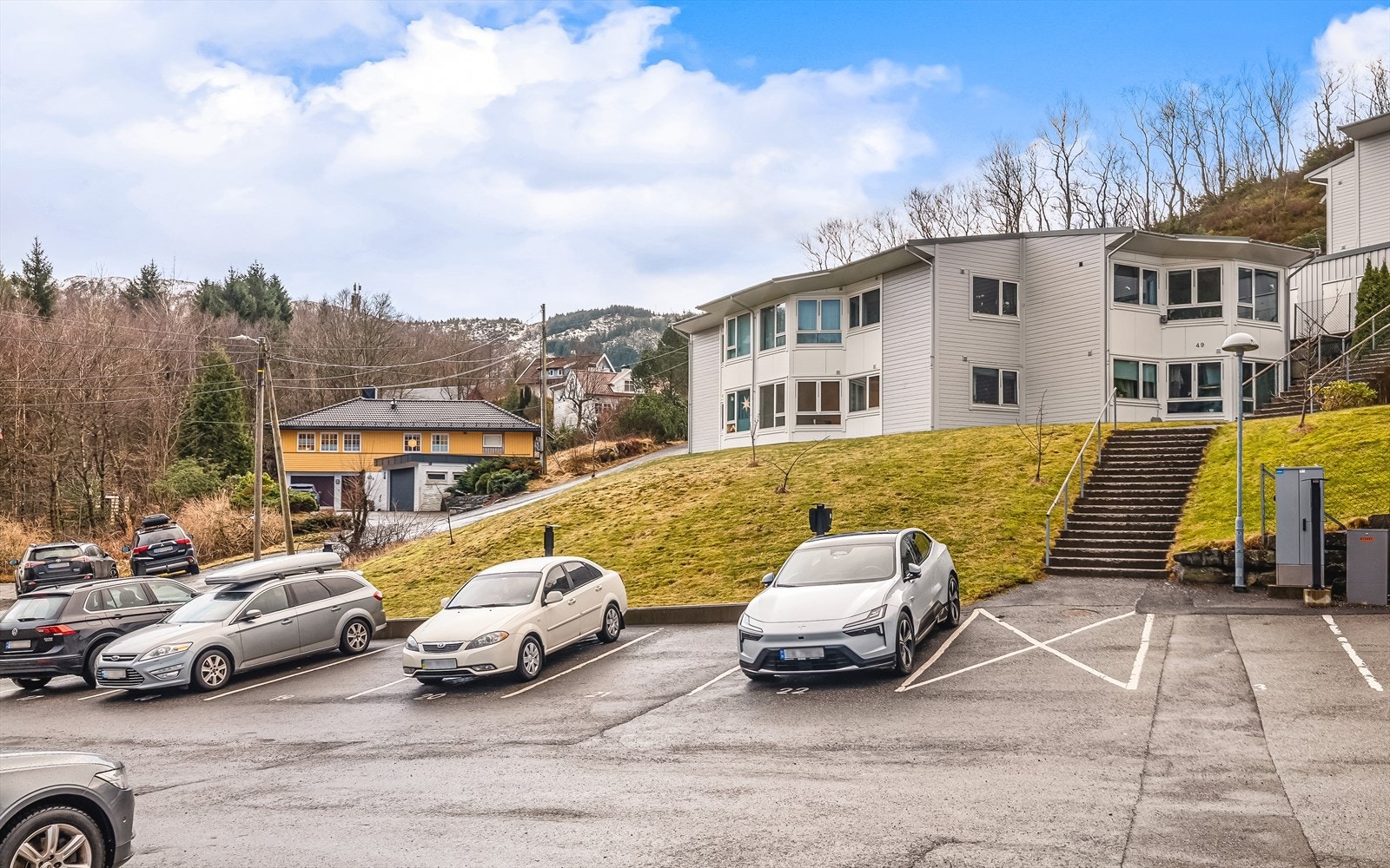 Det medfølger fast parkeringsplass med mulighet for elbillader. Galleribilde