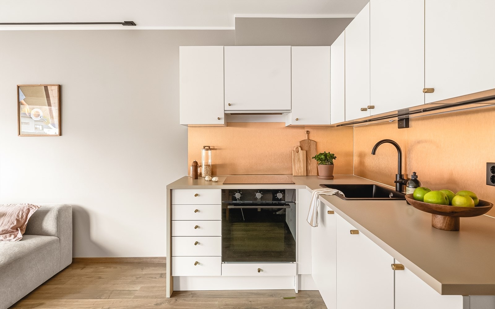 Kjøkkeninnredning med slette fronter og laminat benkeplate. Galleribilde