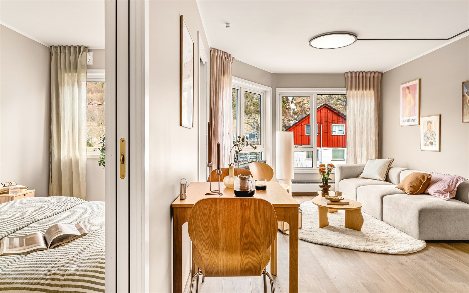 Store vindusflater sikrer rikelig med naturlig lysinnslipp. Galleribilde