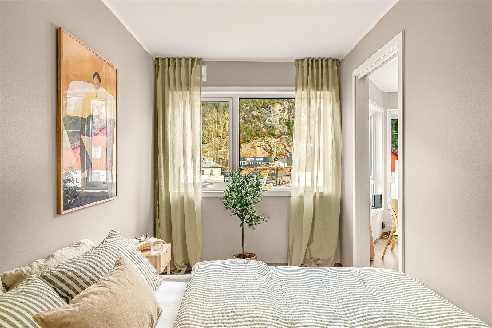 Lyst og romslig soverom på 8,4 kvm. Galleribilde