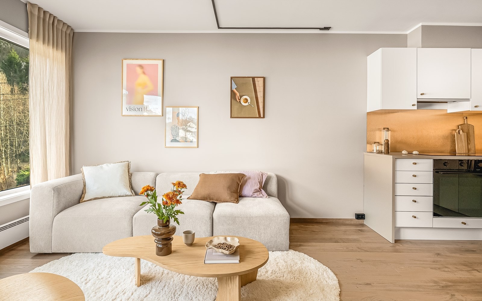 Leiligheten er nylig oppgradert med nytt gulv og nymalte overflater. Galleribilde