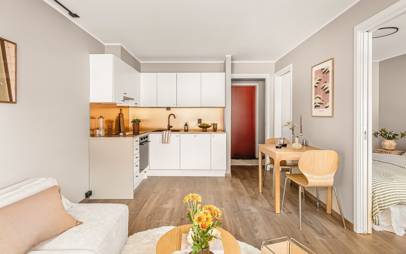 Flott 2-roms leilighet med god planløsning og parkering. Sentral beliggenhet med kort vei til butikk, kollektivtransport og NHH. Galleribilde