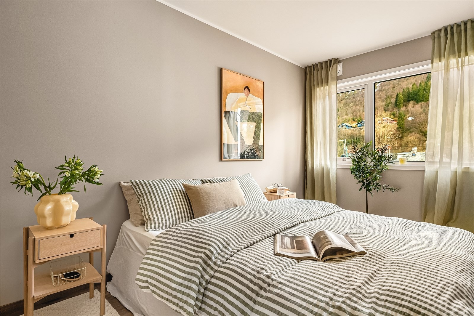 Leiligheten har nylig gjennomgått oppgraderinger som gir den et lyst og moderne uttrykk. Galleribilde