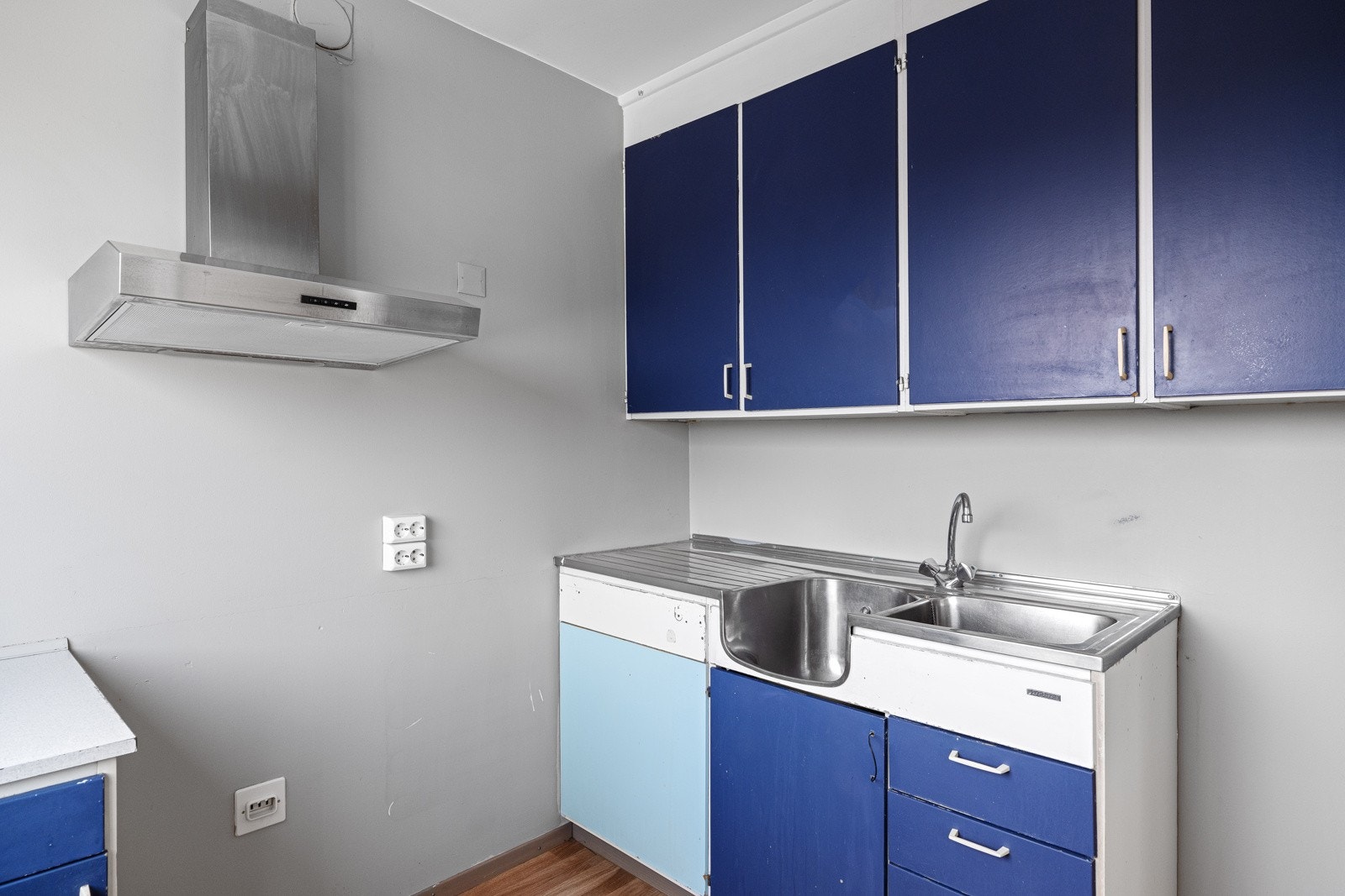 Eldre kjøkken med behov for oppussing og utskiftning. Galleribilde